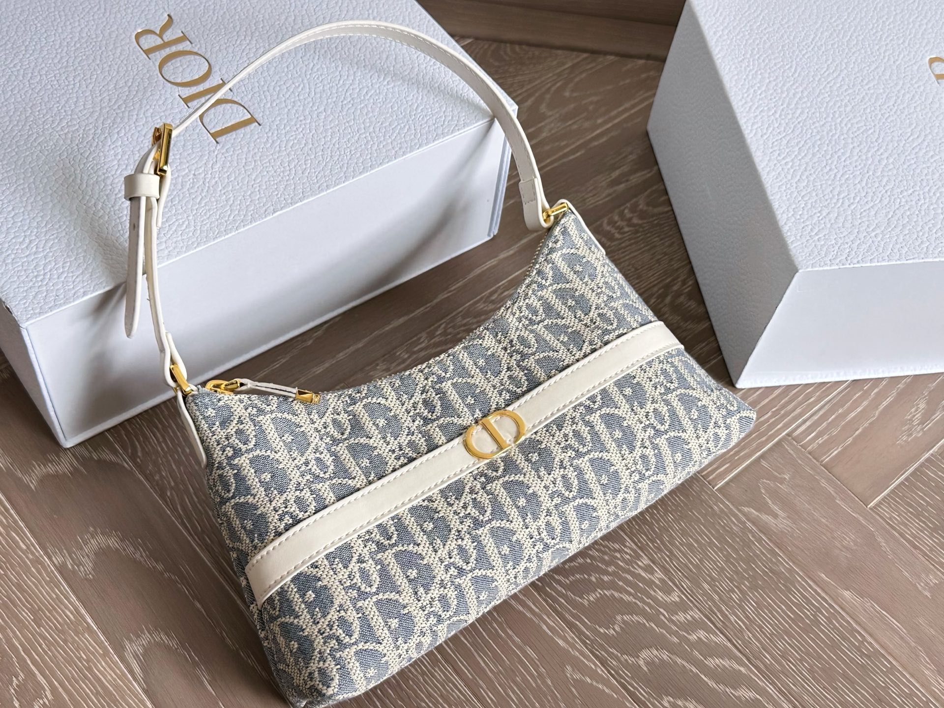 💰260 配盒

D家上新NEW浅蓝老花腋下包

这个系列很清凉，蓝白配给人夏日的清爽感，非常干净的

腋下包，符合夏天小包但同时容量要求不小的要求，自重非常轻，可以做到随走随拎，很方便

同系列护照夹也是极简的设计可以插三张卡24cm