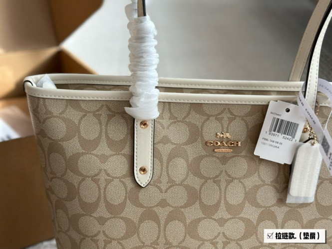 Coach Fashionable Tote Bag, Single-Sided Zipper, Perfect for All Seasons 1 Coach Fashionable Tote Bag, Single-Sided Zipper, Perfect for All Seasons
