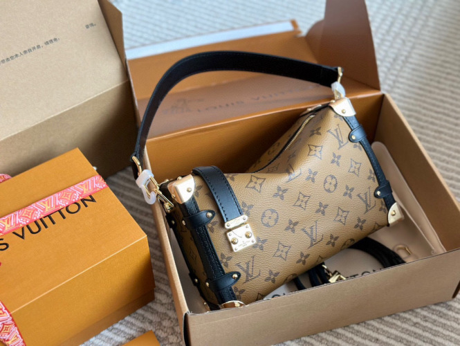 Louis Vuitton Trunk Bag: A Stylish and Compact Shoulder Bag (23*16cm) 1 Louis Vuitton Trunk Bag: A Stylish and Compact Shoulder Bag (23*16cm)