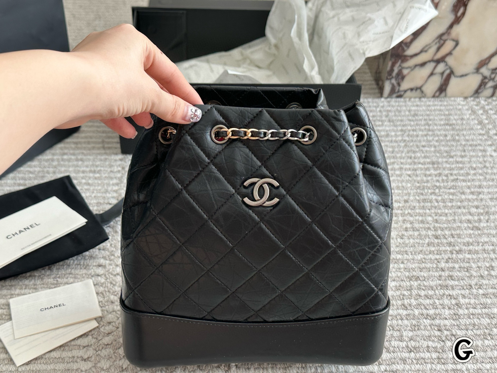 💰280
香奈儿CHANEL Gabrielle流浪双肩包
Chanel Gabrielle双肩包是可以很久的双肩流浪包。这款双肩包没那么容易撞大街 有-丢丢复古的包,内衬又是高级红,加_上金银双色链条
自重很轻又很能装,任何场合都能背,适配任何风格。很经典的一款包,背个几年都不过时20×25