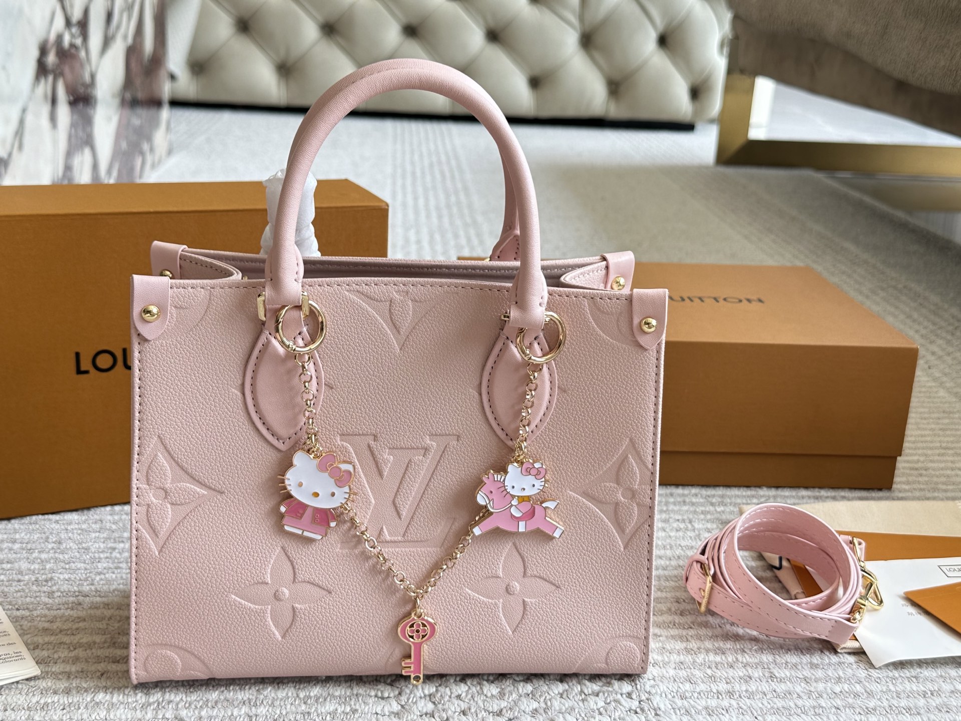 💰280 
LVonthego樱花粉|.上身超嫩

LV新款onthego24年樱花粉小号一眼心动

大字母压印于柔软粒面牛皮

长短手柄便于手提或肩背

小号精致百搭又能装

而且包包自重轻便于出门

浪漫甜美的风格，真的让人无法抗拒!

尺寸: 25*19*11.5cm