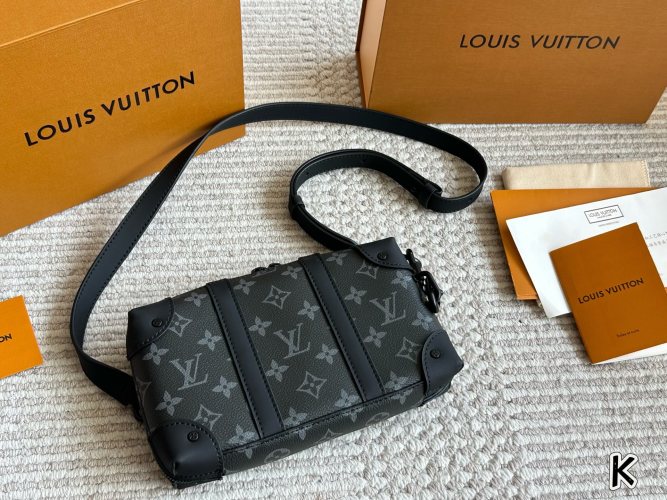 Louis Vuitton Trunk Messenger Bag, Crossbody, Removable Strap, 23 x 13cm 1 Louis Vuitton Trunk Messenger Bag, Crossbody, Removable Strap, 23 x 13cm