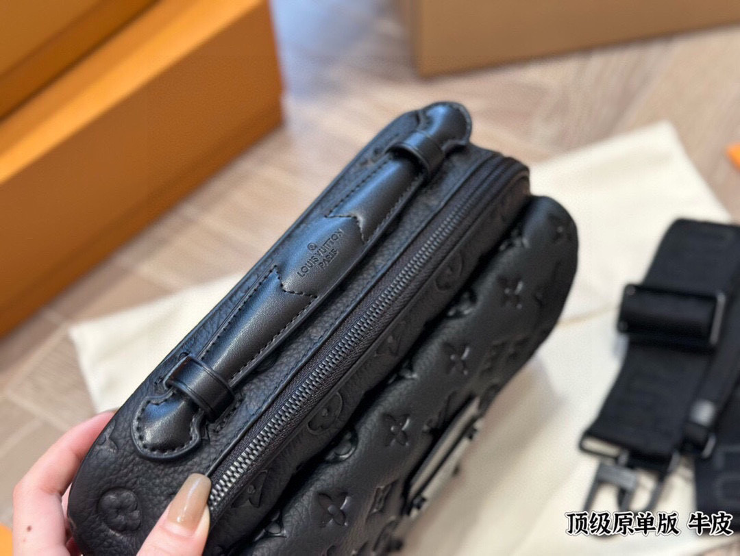 LV Slock新款男生包包p320
Iv最新一季又出了很多老花男包我可太爱老花了买到就,是赚到。拿到手的实物比照片好看。
Iv slocksling,老花的腰包本来就不多,这款配荧光黄色包边的可太亮眼了,感觉稳重的老花配了--丢丢调 皮。很多博主们都安利另一款S Lock的邮差包,有老花配黑色包边和蓝色包边两种选择,但其实个人感觉
18x8cm的厚度真的是过于厚重了(大小跟男款三合一差不多、但是更厚)所以个人感觉不太适合身高175以下的男生和小姐姐们。但如果贪恋大容量的话也是一个很好的选择。
优点是:比较小巧,对个子小的比较友好;男包亮黄色的配色比较少见。25*17