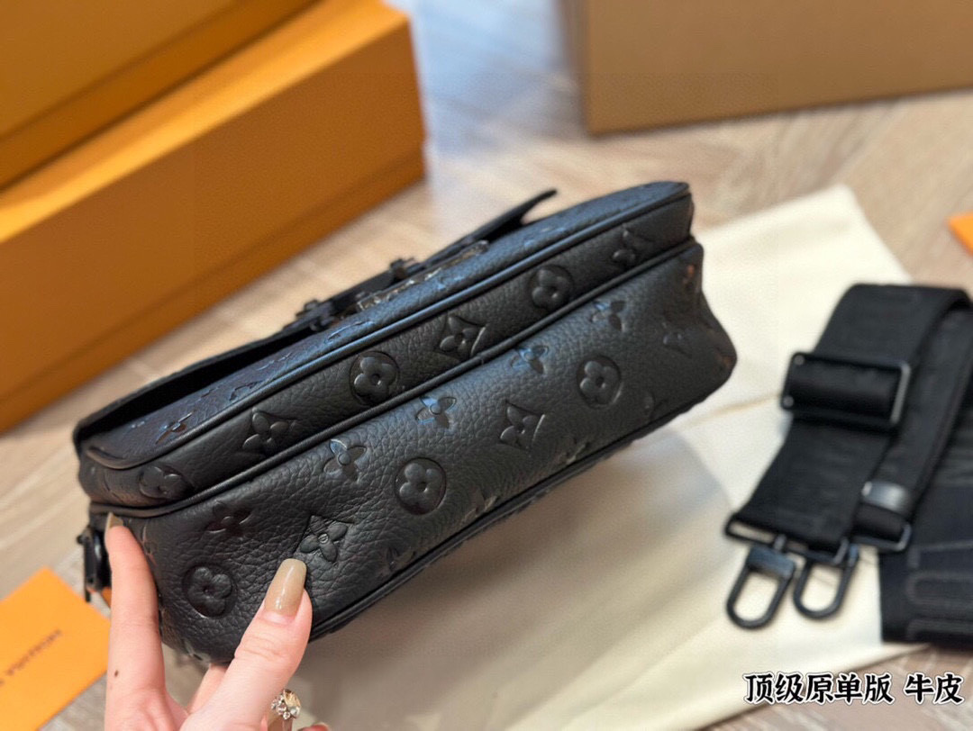 LV Slock新款男生包包p320
Iv最新一季又出了很多老花男包我可太爱老花了买到就,是赚到。拿到手的实物比照片好看。
Iv slocksling,老花的腰包本来就不多,这款配荧光黄色包边的可太亮眼了,感觉稳重的老花配了--丢丢调 皮。很多博主们都安利另一款S Lock的邮差包,有老花配黑色包边和蓝色包边两种选择,但其实个人感觉
18x8cm的厚度真的是过于厚重了(大小跟男款三合一差不多、但是更厚)所以个人感觉不太适合身高175以下的男生和小姐姐们。但如果贪恋大容量的话也是一个很好的选择。
优点是:比较小巧,对个子小的比较友好;男包亮黄色的配色比较少见。25*17