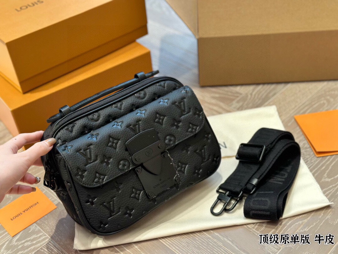 LV Slock新款男生包包p320
Iv最新一季又出了很多老花男包我可太爱老花了买到就,是赚到。拿到手的实物比照片好看。
Iv slocksling,老花的腰包本来就不多,这款配荧光黄色包边的可太亮眼了,感觉稳重的老花配了--丢丢调 皮。很多博主们都安利另一款S Lock的邮差包,有老花配黑色包边和蓝色包边两种选择,但其实个人感觉
18x8cm的厚度真的是过于厚重了(大小跟男款三合一差不多、但是更厚)所以个人感觉不太适合身高175以下的男生和小姐姐们。但如果贪恋大容量的话也是一个很好的选择。
优点是:比较小巧,对个子小的比较友好;男包亮黄色的配色比较少见。25*17