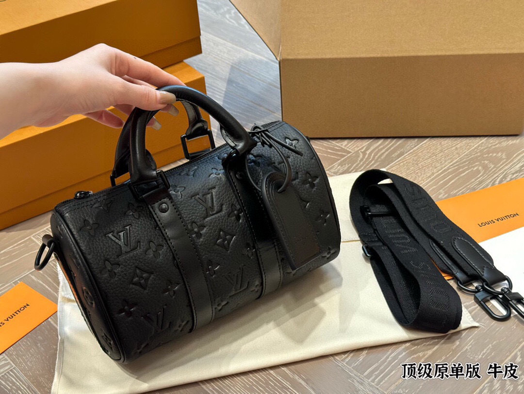 ¥270
Lv X Nigo Keepall xs 21 枕头包 手袋是一款理想的都市手袋。 标志性的造型与经典的 Monogram 帆布,加之多种携带方式和奢华的天然牛皮饰边为该包平添一份时尚前卫之感。尺寸:25 14cm全套礼盒