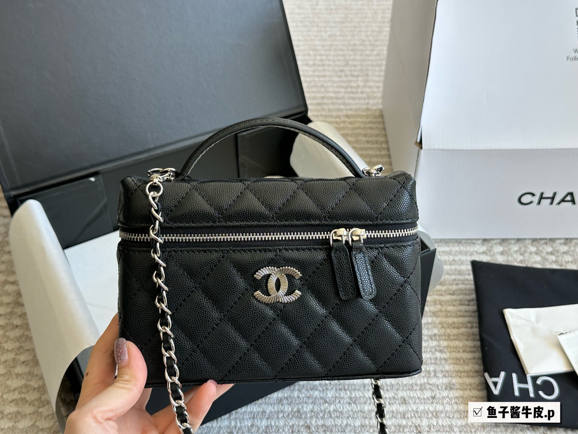 p260 原版牛皮
一Chanel 25c爆款Ip盒子包 运气超级好~
包型是lp99的大小非常精致可爱这一季最难买的款产量极少19cm 折叠盒