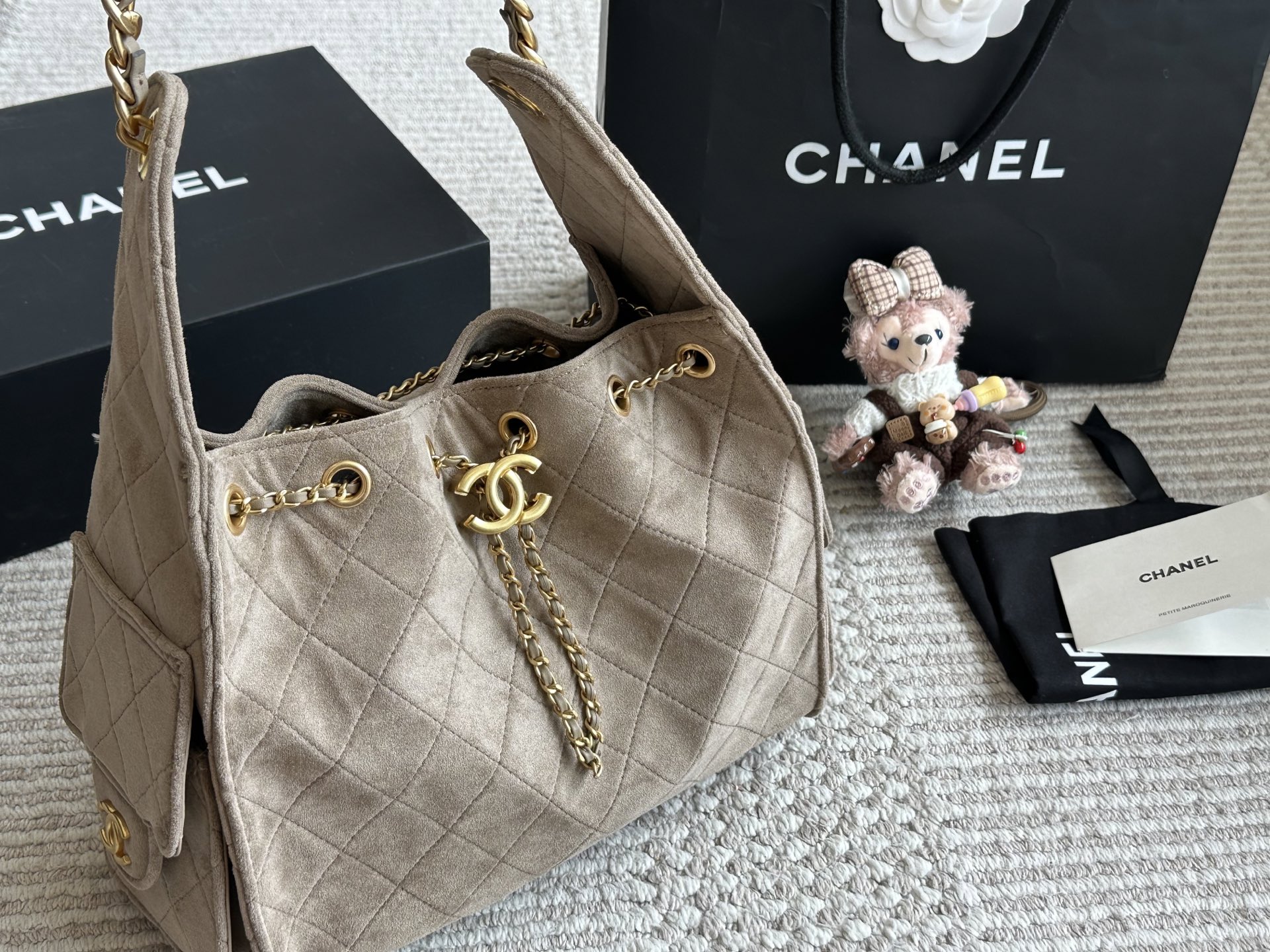💰320 配盒
Chanel 25s hobo小号真绝绝子!
今年香香25s系列简直美爆...
这只hobo是个小号尺寸个人觉得比较日常
鱼子酱的质感颗粒没这么重反而很细腻 
也比较耐磨~时髦精必备单品!
尺寸26*19 日常出门完全够了
