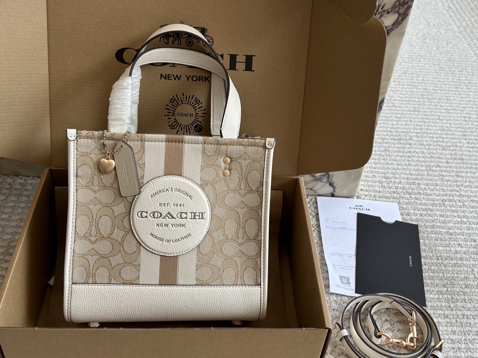 💰260 升级版 配盒

size：22*21cm（小号）
这个托特简直就是我的理想型了 
c家 dempsey tote
颜值超高担当✔️
颜色超可爱超级甜 ✔️
搜索🔍coach tote