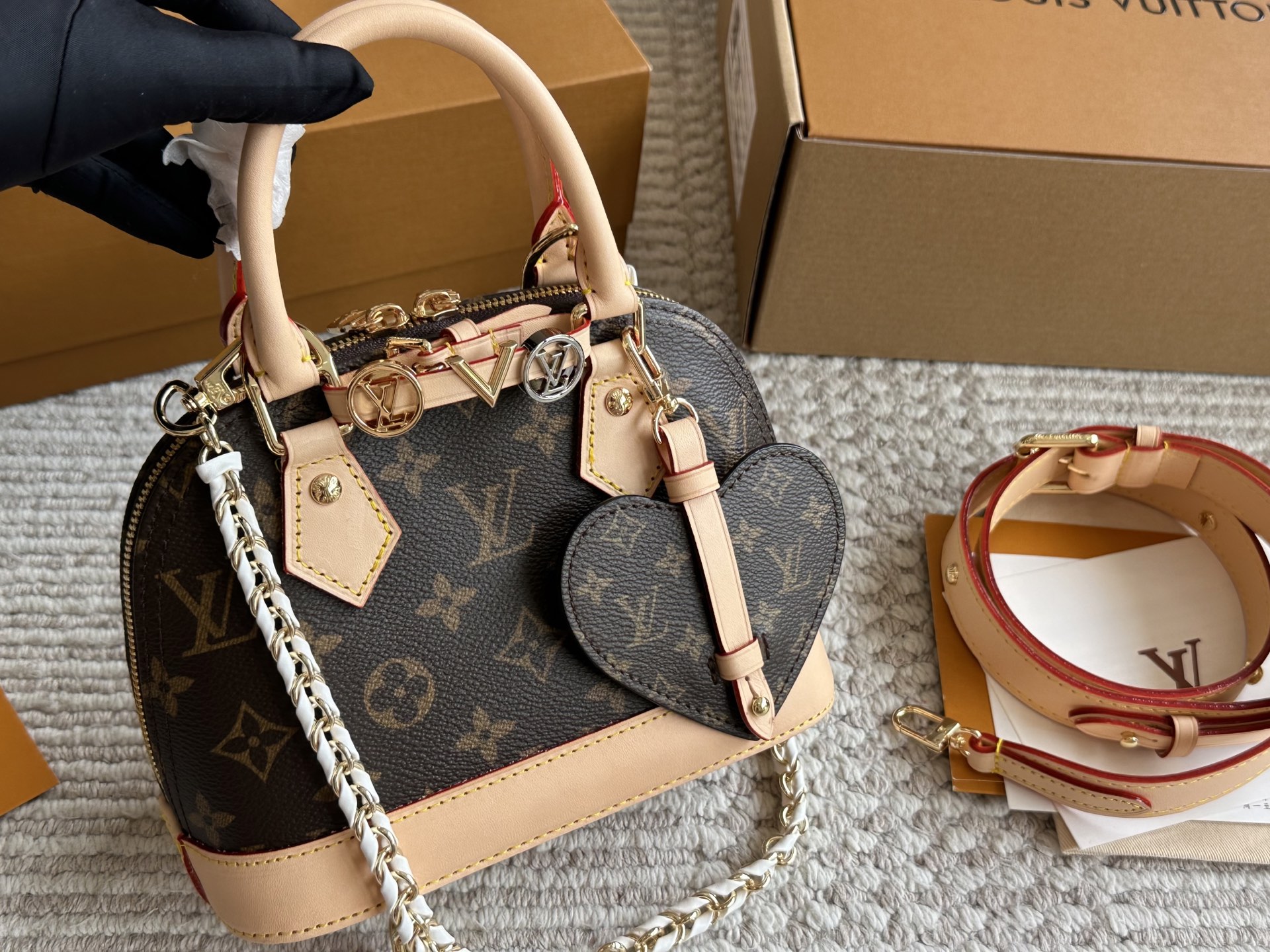 Louis Vuitton Alma BB Monogram Canvas Bolso de Mano con Correa Desmontable 10 i1752846961874 4101 0 8