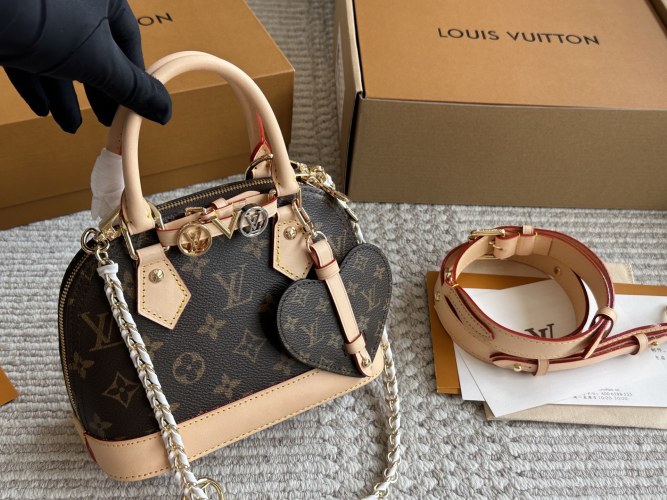 Louis Vuitton Alma BB Monogram Canvas Bolso de Mano con Correa Desmontable 15 Louis Vuitton Alma BB Monogram Canvas Bolso de Mano con Correa Desmontable
