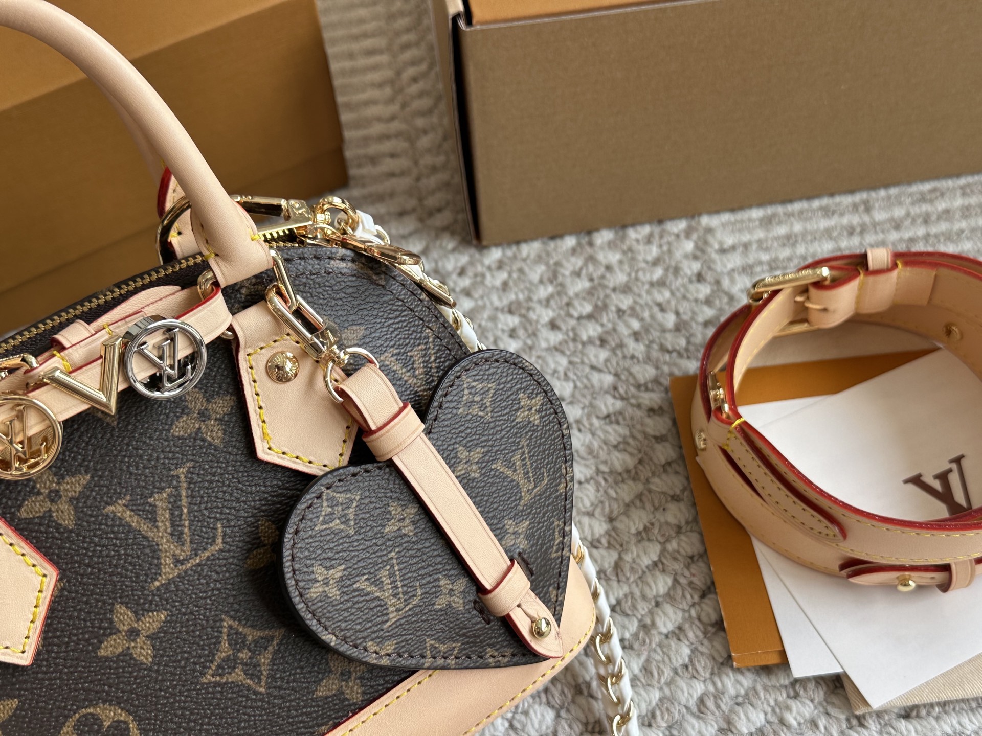 Louis Vuitton Alma BB Monogram Canvas Bolso de Mano con Correa Desmontable 3 i1752846961945 3944 0 1