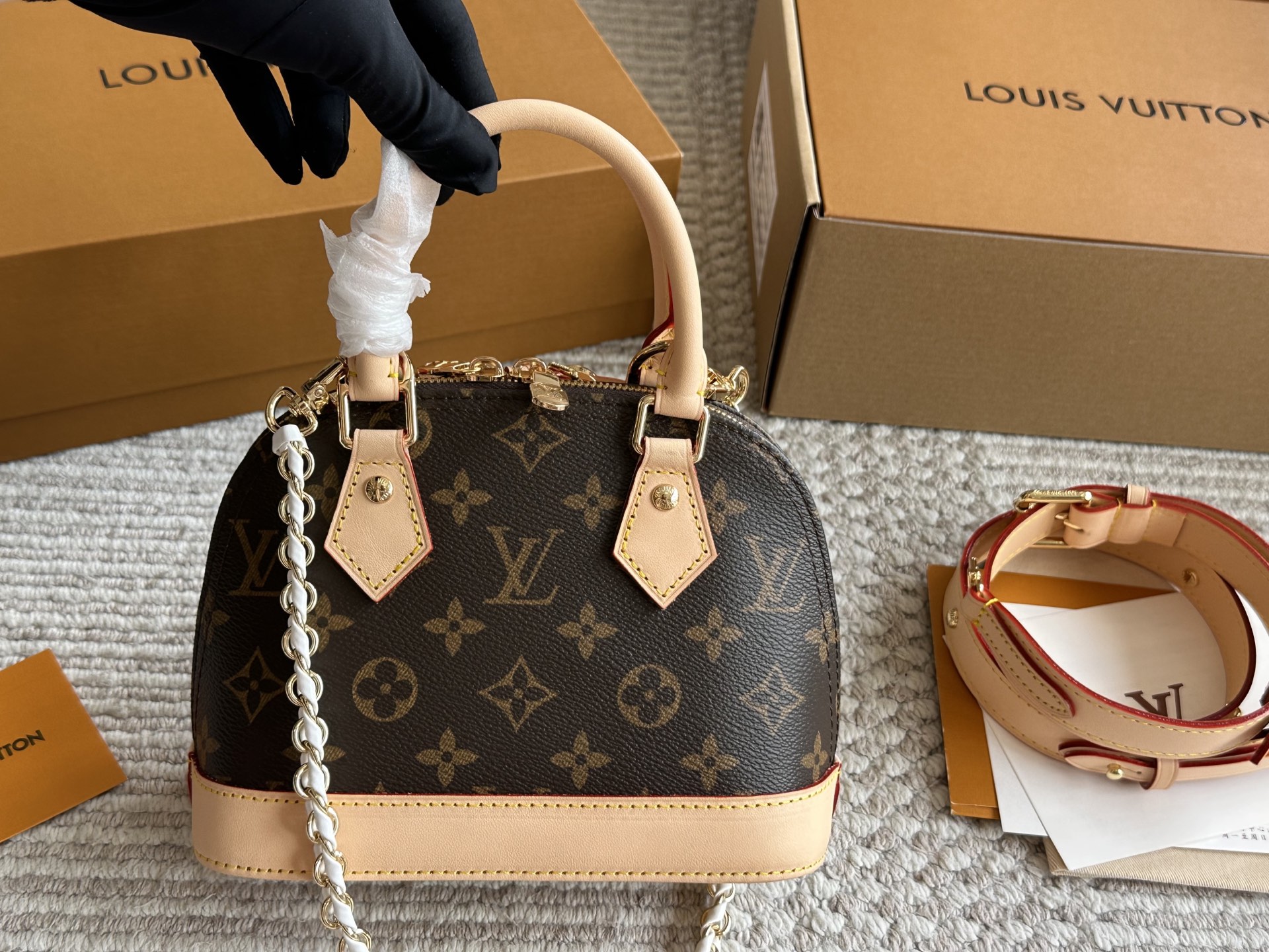 Louis Vuitton Alma BB Monogram Canvas Bolso de Mano con Correa Desmontable 6 i1752846961956 8040 0 4