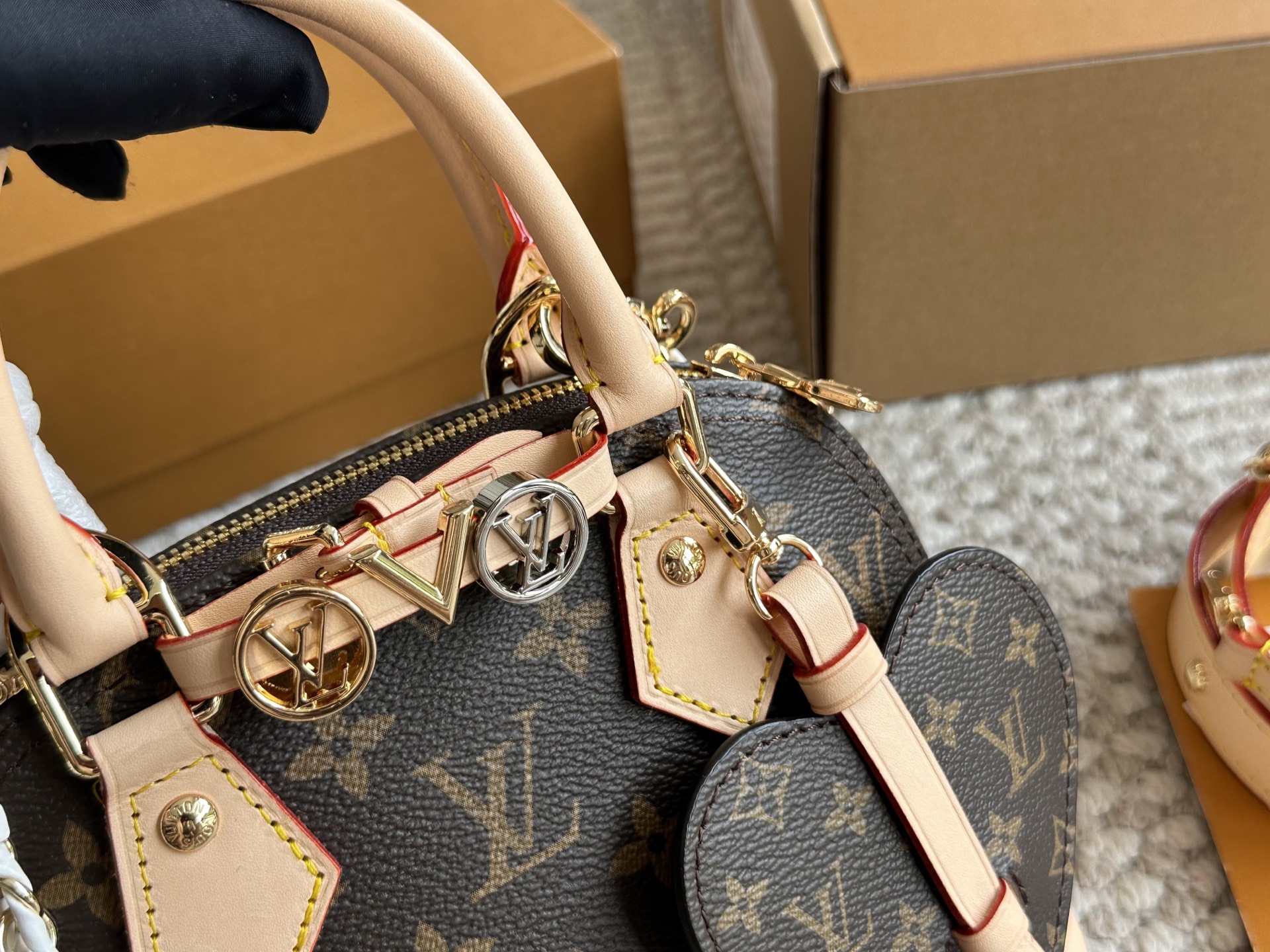 Louis Vuitton Alma BB Monogram Canvas Bolso de Mano con Correa Desmontable 4 i1752846963480 1974 0 2