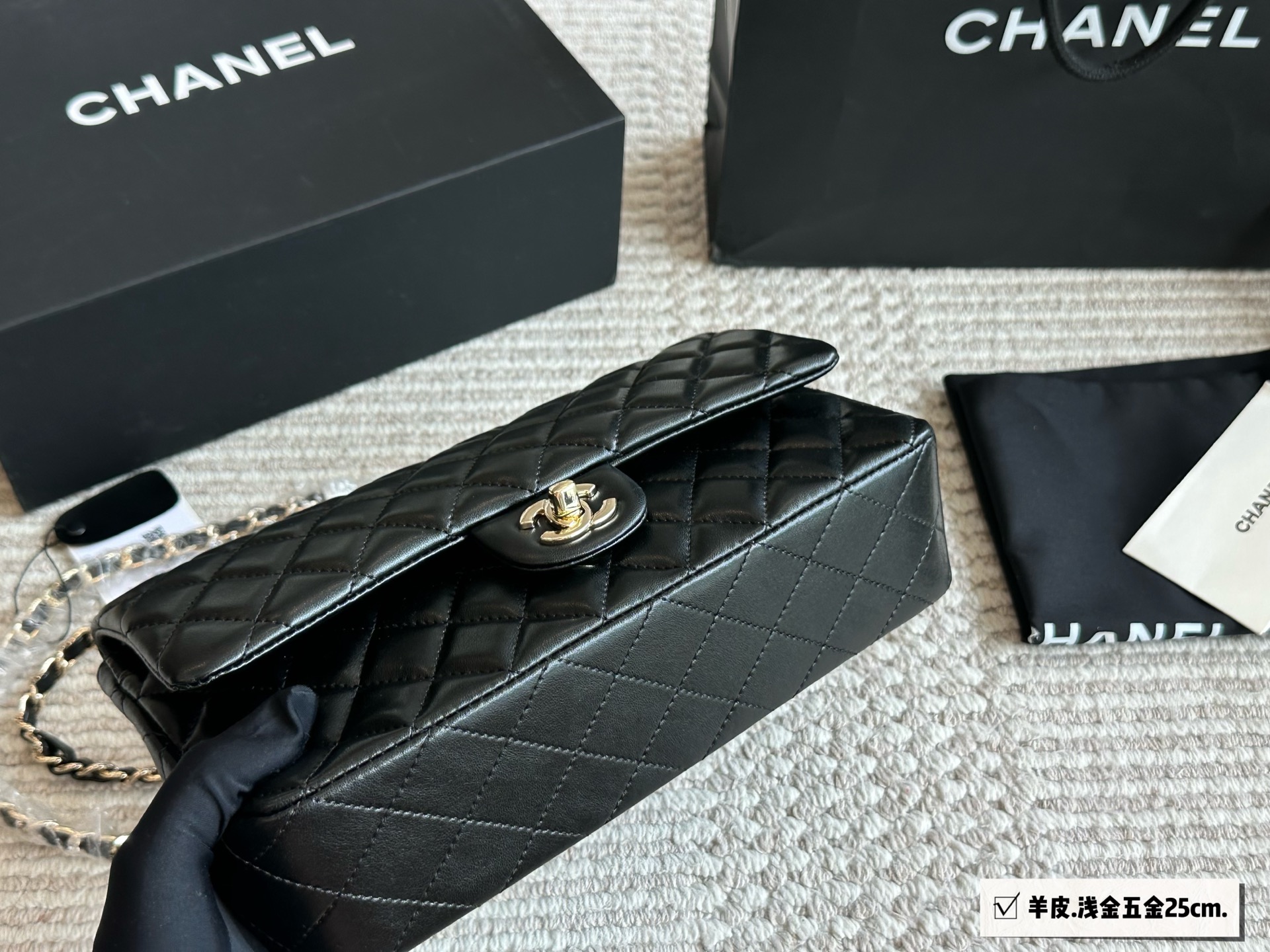 Elegante Bolso Chanel Classic Flap de Piel de Cordero con Accesorios Completos 5 i1752850372344 7281 0 3
