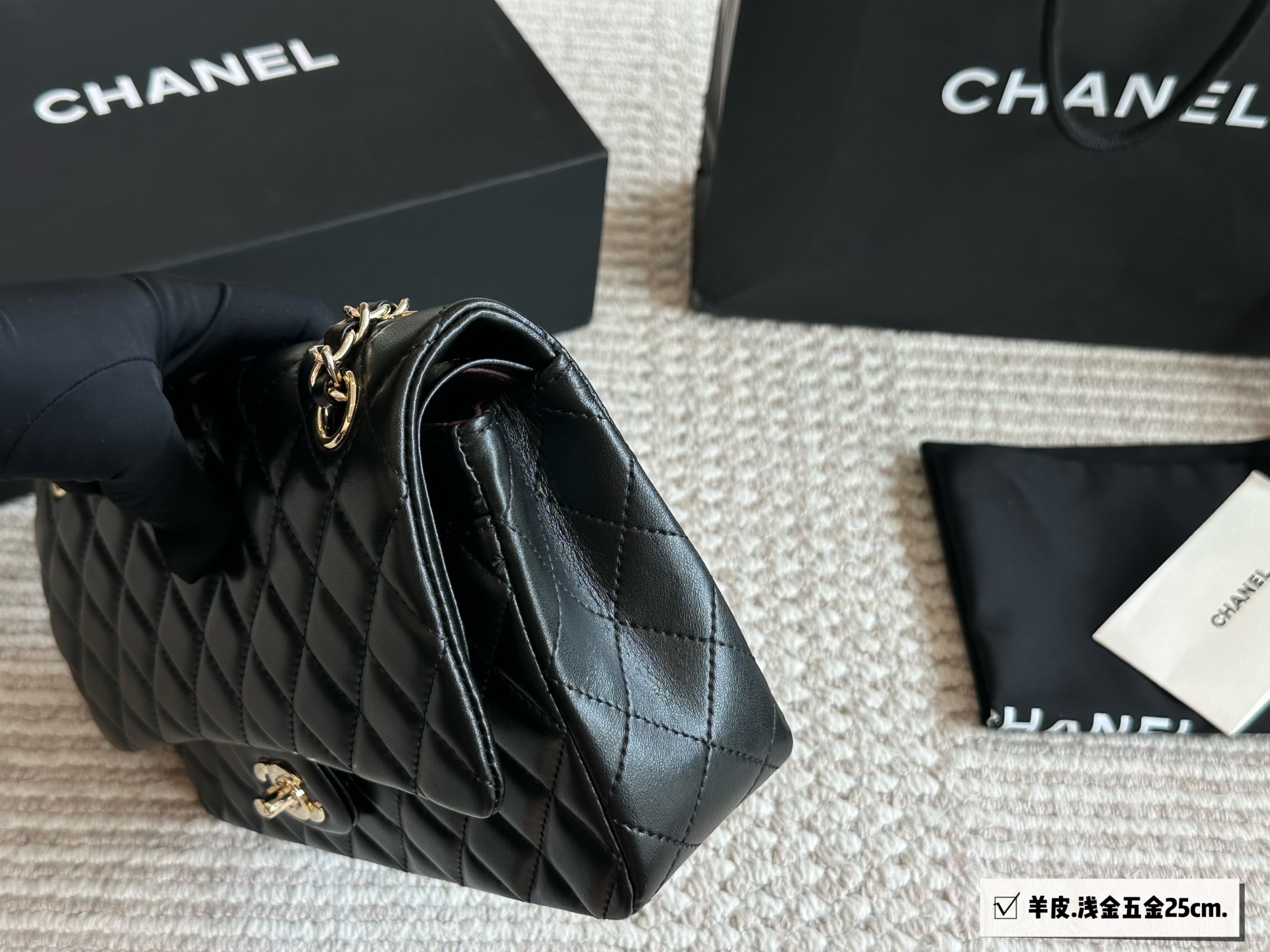 Elegante Bolso Chanel Classic Flap de Piel de Cordero con Accesorios Completos 4 i1752850372407 2512 0 2