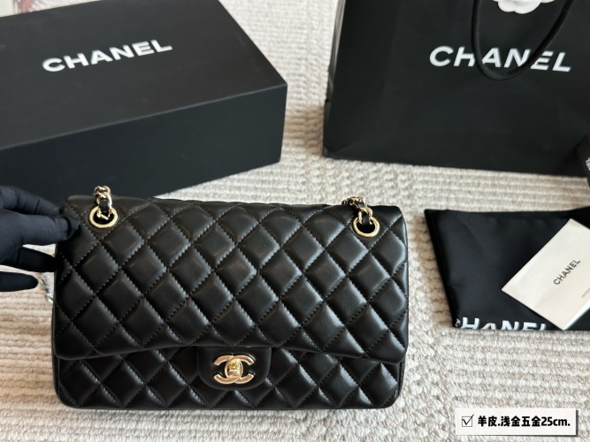 Elegante Bolso Chanel Classic Flap de Piel de Cordero con Accesorios Completos 1 Elegante Bolso Chanel Classic Flap de Piel de Cordero con Accesorios Completos