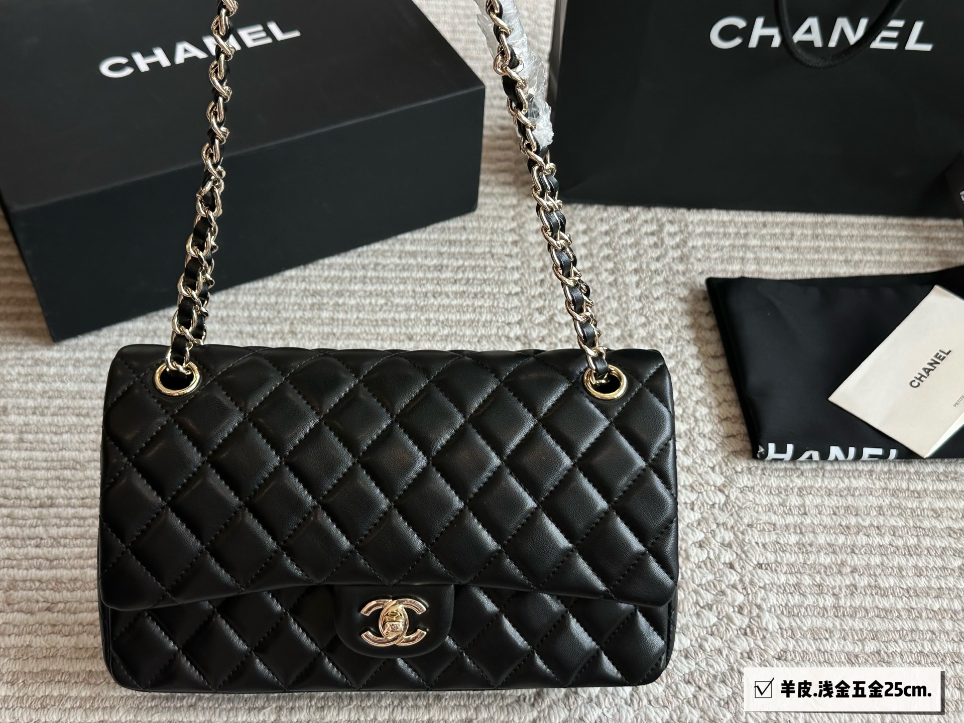 Elegante Bolso Chanel Classic Flap de Piel de Cordero con Accesorios Completos 6 i1752850373724 7670 0 4