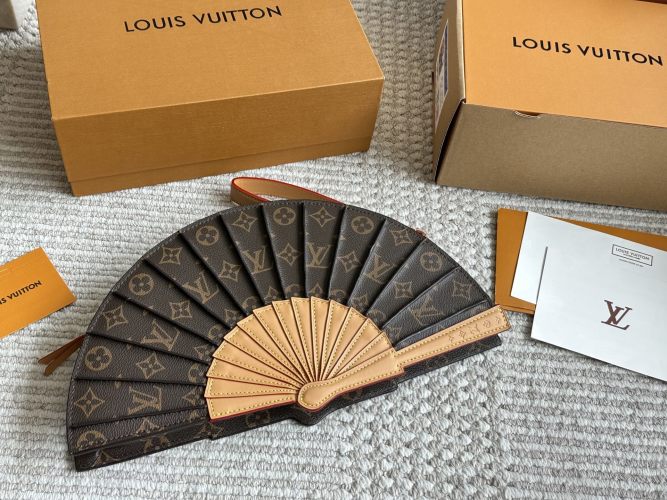 Louis Vuitton Monogram Fan Bag: Retro Style, Ultimate Fashion Statement 1 Louis Vuitton Monogram Fan Bag: Retro Style, Ultimate Fashion Statement