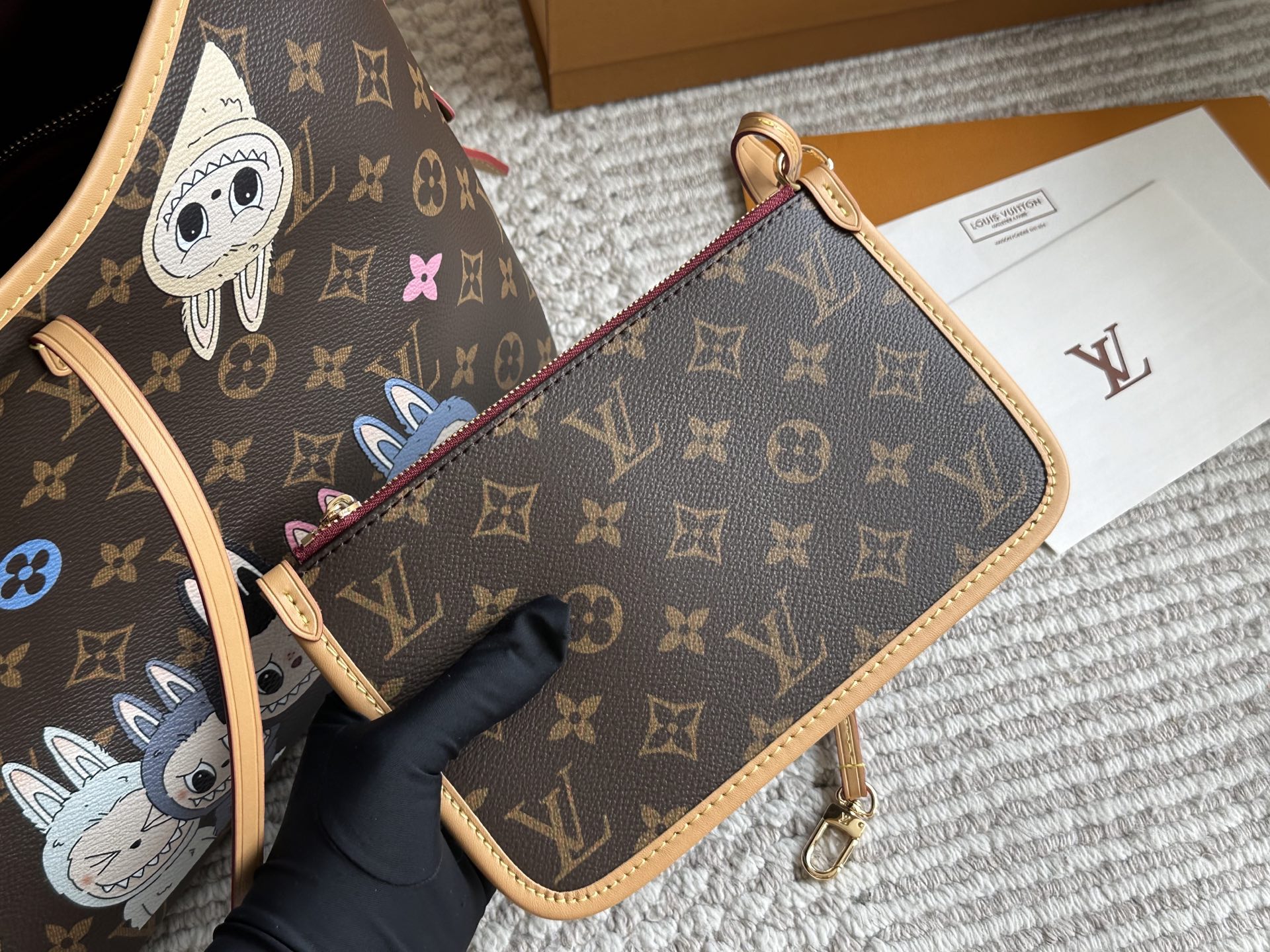 Louis Vuitton Carryall P400 Bolso Tote con Diseño Exclusivo 9 i1752915478217 1801 0 7