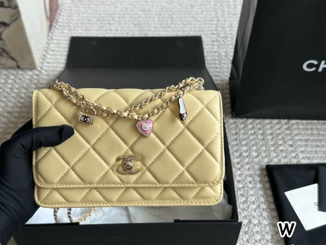 Bolso de cadena Chanel WOC con dijes, cuero amarillo, 20 x 13 cm 15 Bolso de cadena Chanel WOC con dijes, cuero amarillo, 20 x 13 cm