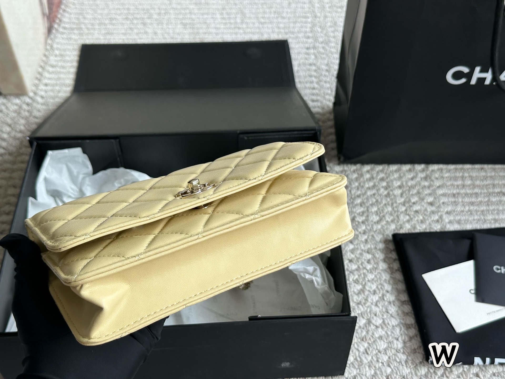 Bolso de cadena Chanel WOC con dijes, cuero amarillo, 20 x 13 cm 4 i1752921114765 453 0 2