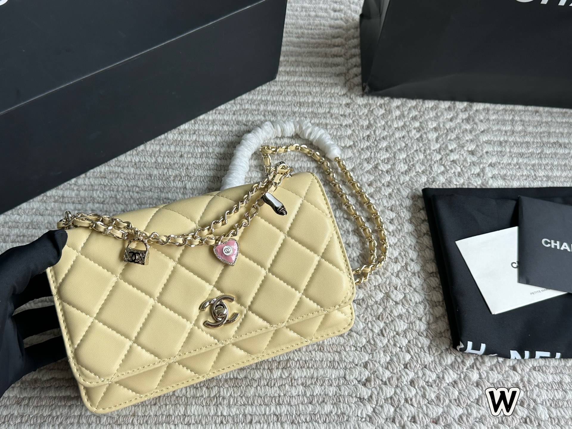 Bolso de cadena Chanel WOC con dijes, cuero amarillo, 20 x 13 cm 8 i1752921114770 6882 0 6