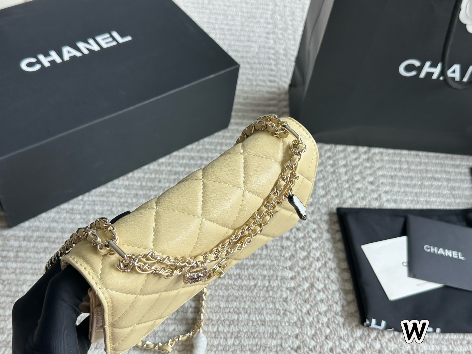 Bolso de cadena Chanel WOC con dijes, cuero amarillo, 20 x 13 cm 9 i1752921114793 5403 0 7