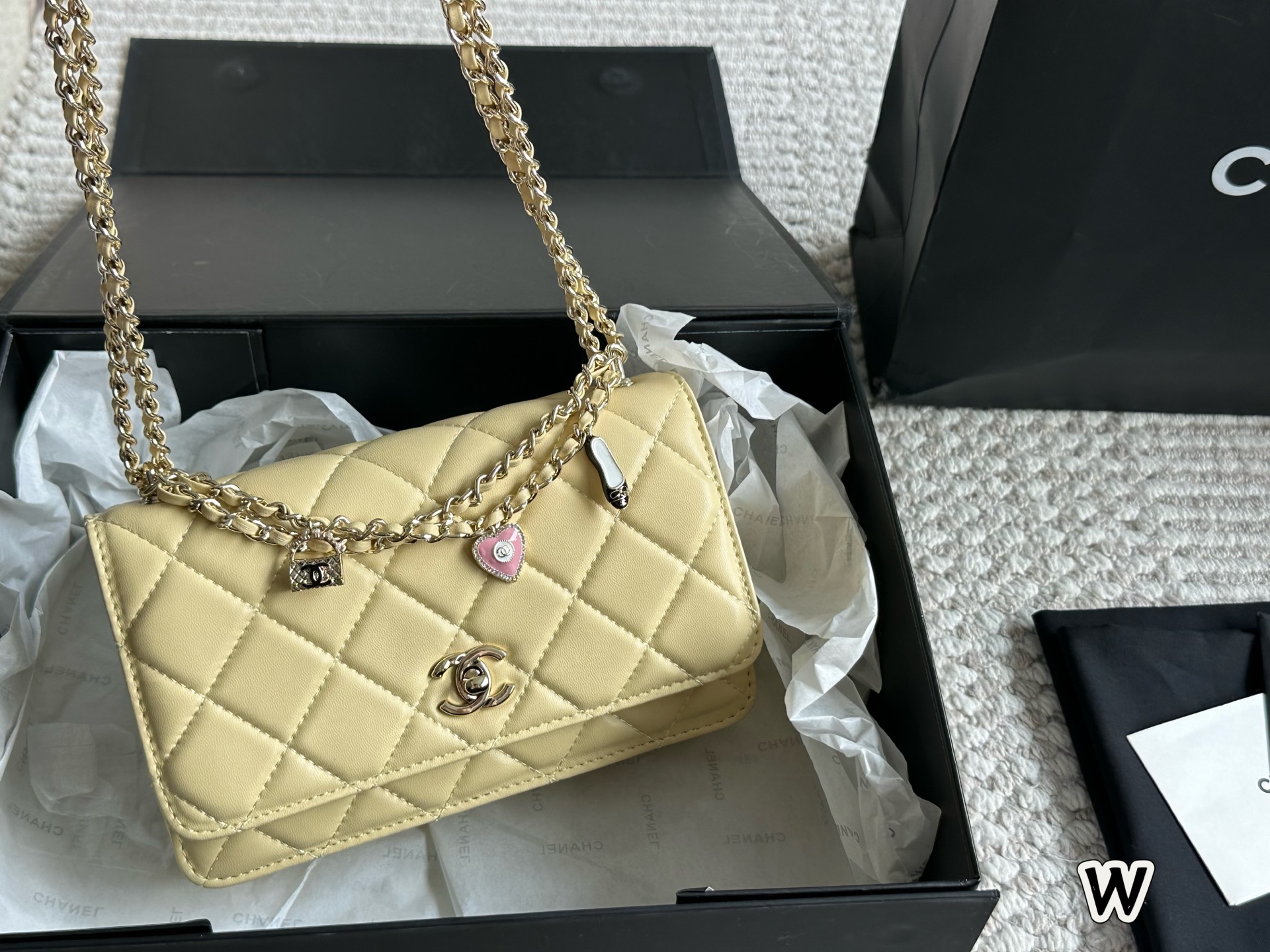 Bolso de cadena Chanel WOC con dijes, cuero amarillo, 20 x 13 cm 5 i1752921119977 492 0 3