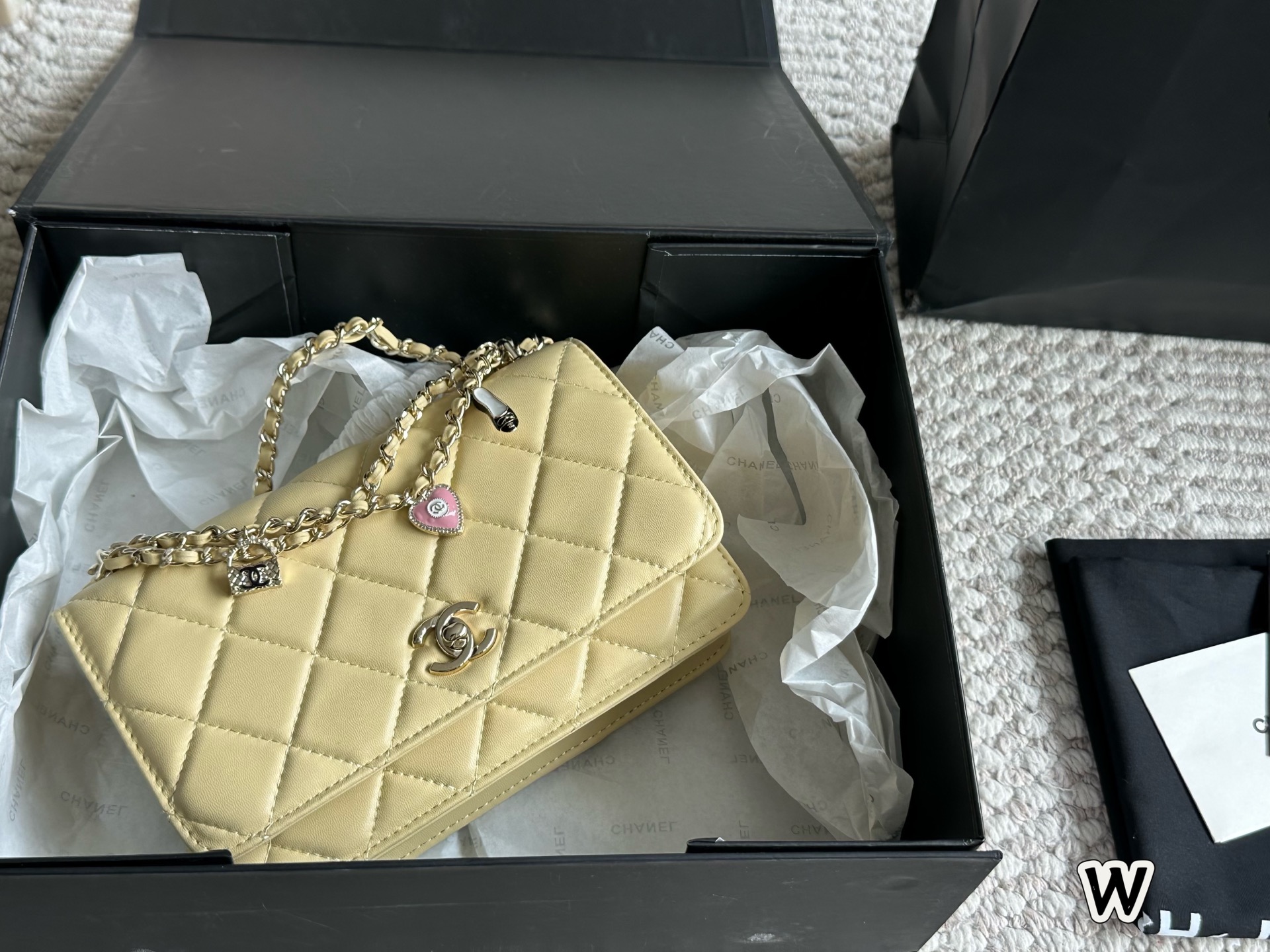 Bolso de cadena Chanel WOC con dijes, cuero amarillo, 20 x 13 cm 7 i1752921119999 3753 0 5