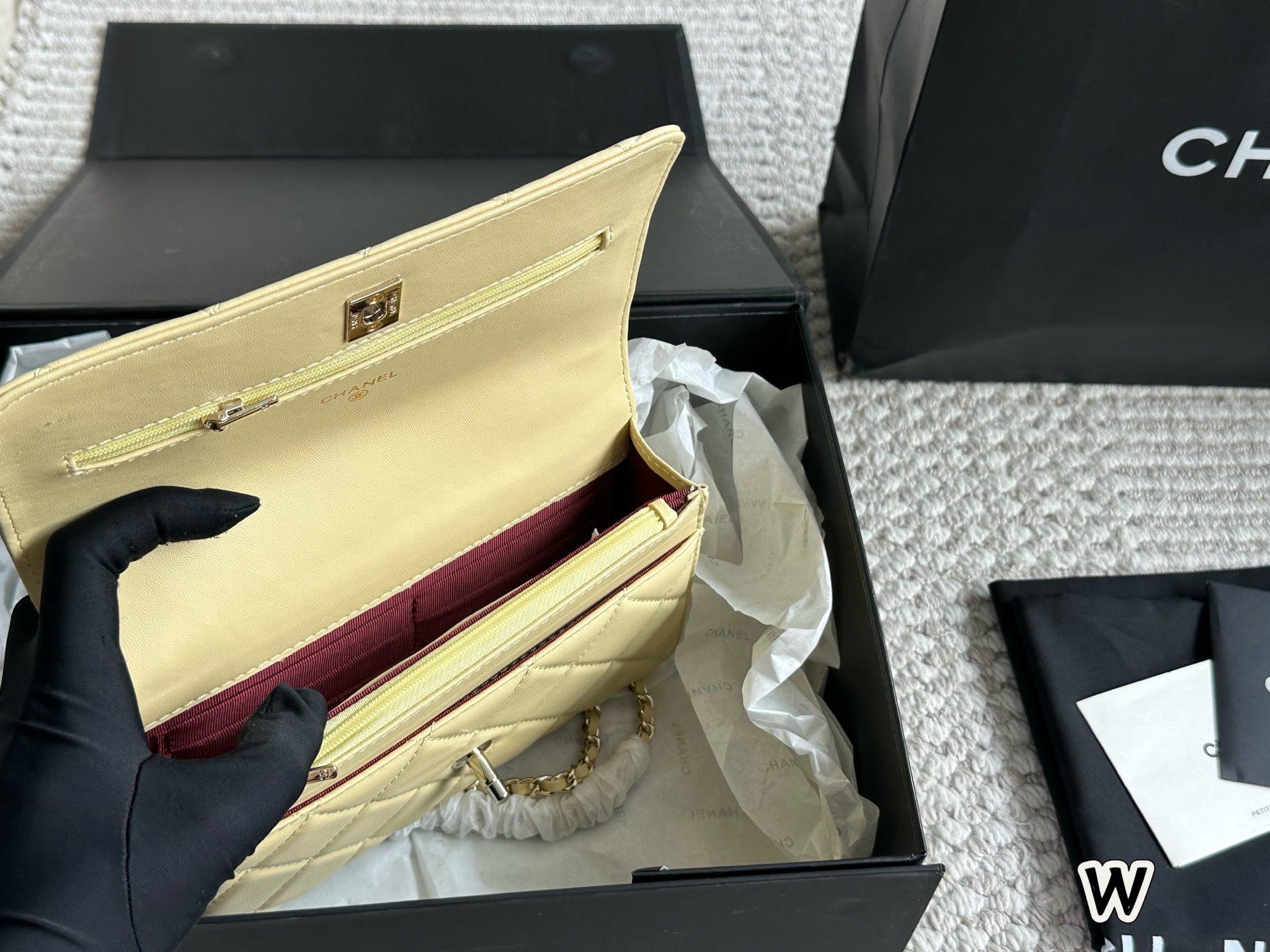 Bolso de cadena Chanel WOC con dijes, cuero amarillo, 20 x 13 cm 10 i1752921120003 5577 0 8