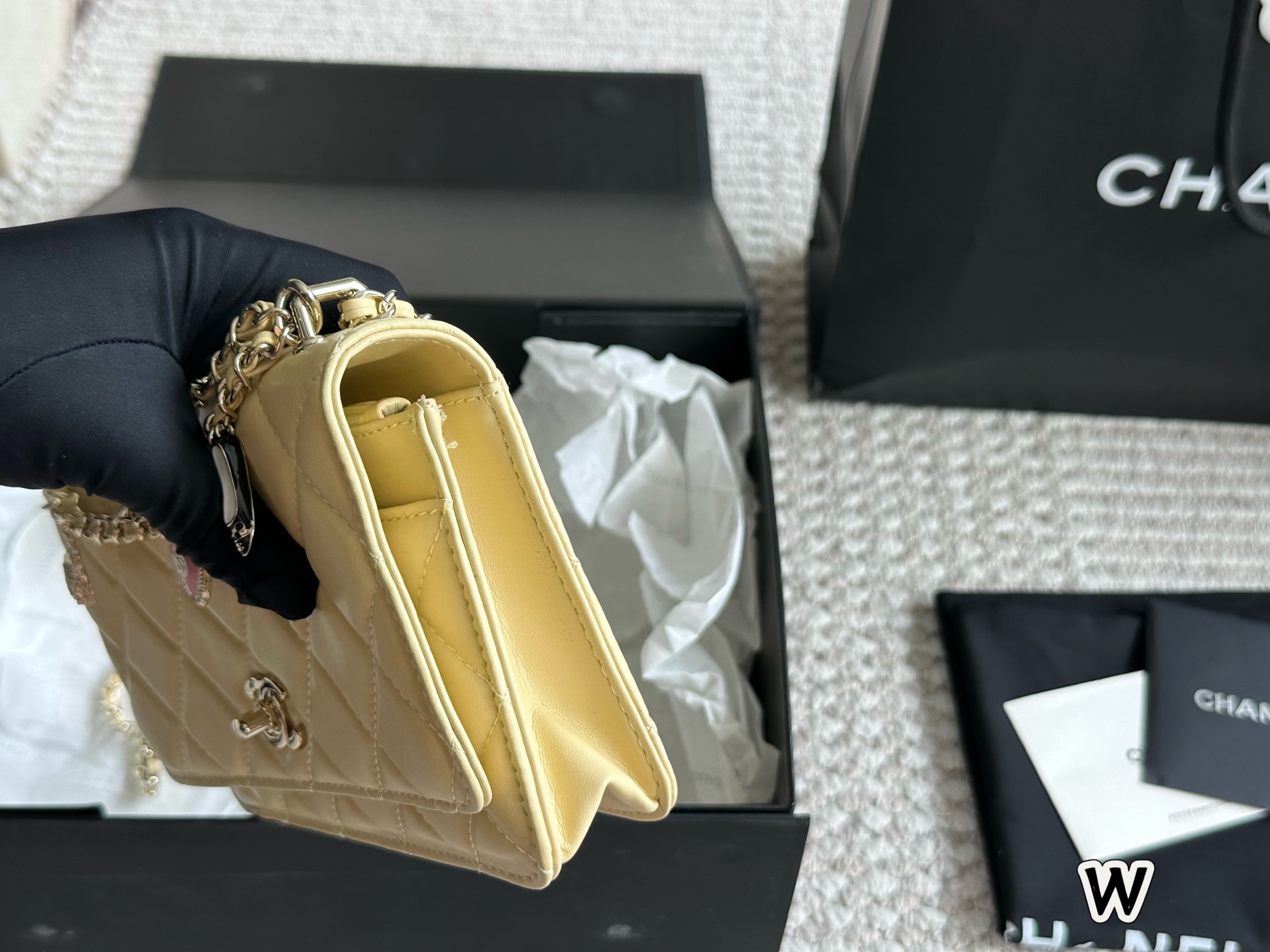 Bolso de cadena Chanel WOC con dijes, cuero amarillo, 20 x 13 cm 3 i1752921120027 3388 0 1