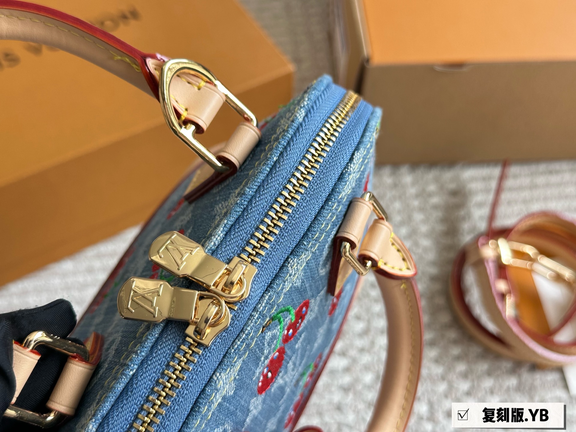 Louis Vuitton Alma BB Bolso Vaquero con Diseño de Cerezas, Elegante y Compacto 8 i1752922244441 9411 0 6