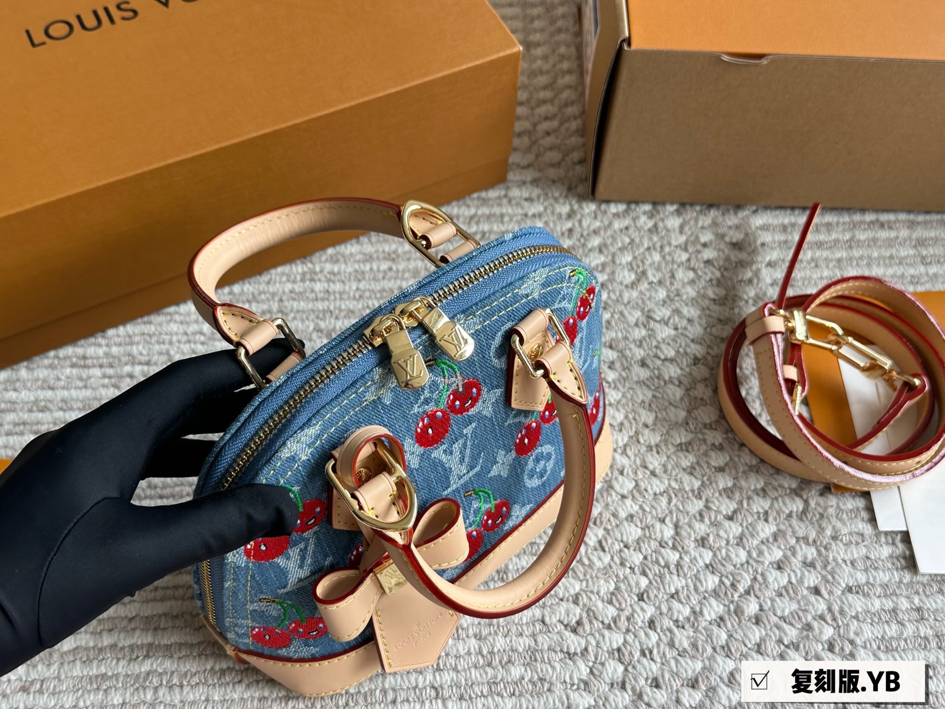 Louis Vuitton Alma BB Bolso Vaquero con Diseño de Cerezas, Elegante y Compacto 4 i1752922244466 4240 0 2