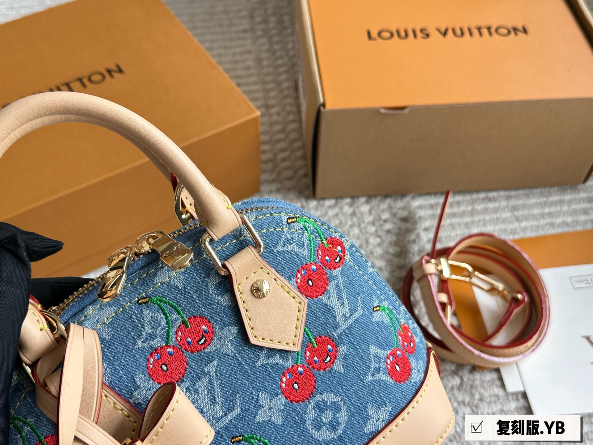 Louis Vuitton Alma BB Bolso Vaquero con Diseño de Cerezas, Elegante y Compacto 3 i1752922244515 2629 0 1
