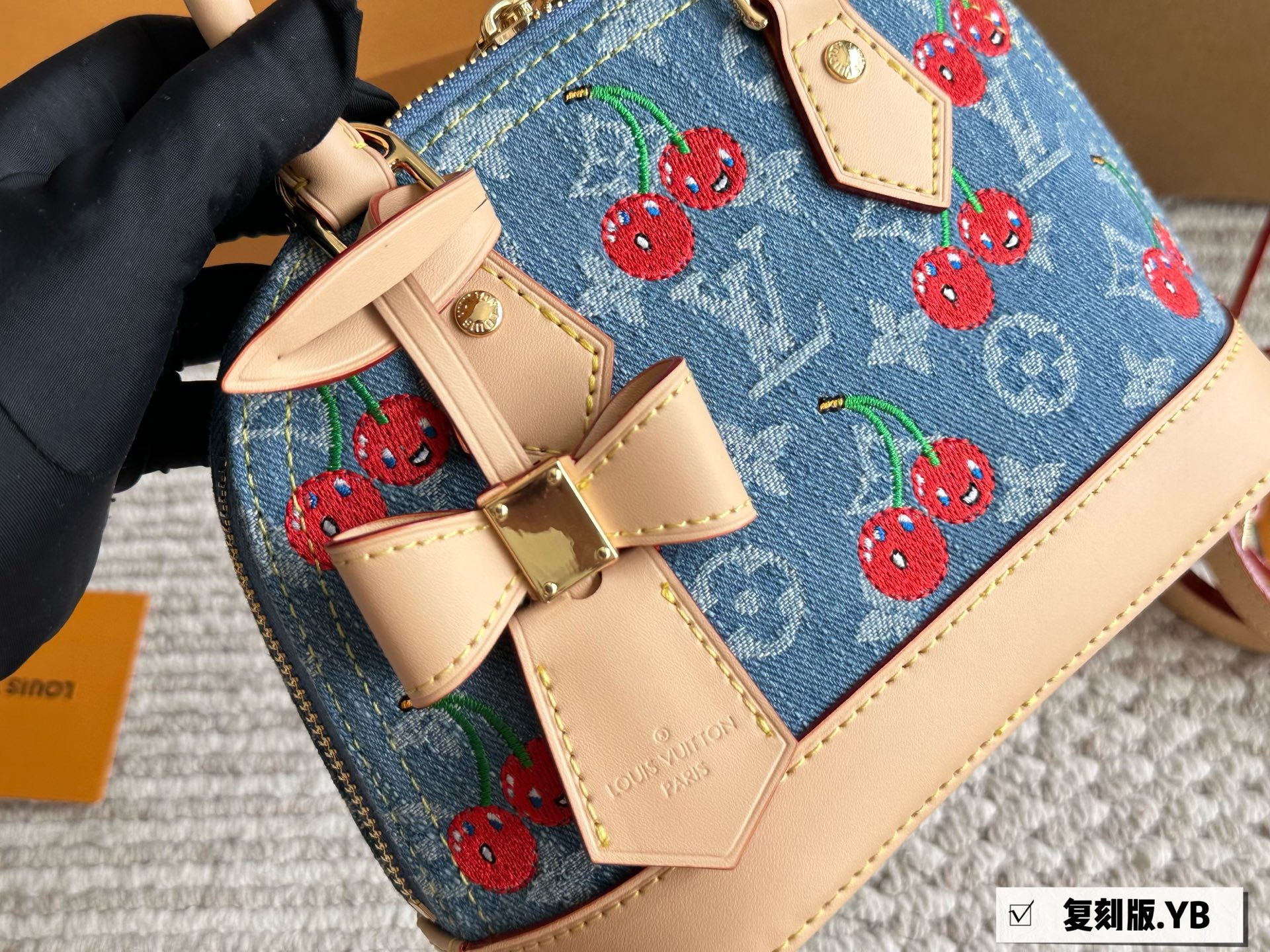 Louis Vuitton Alma BB Bolso Vaquero con Diseño de Cerezas, Elegante y Compacto 9 i1752922244516 1942 0 7