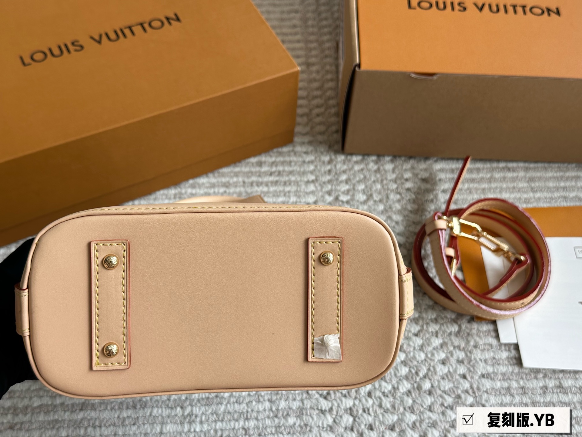 Louis Vuitton Alma BB Bolso Vaquero con Diseño de Cerezas, Elegante y Compacto 6 i1752922249074 8464 0 4