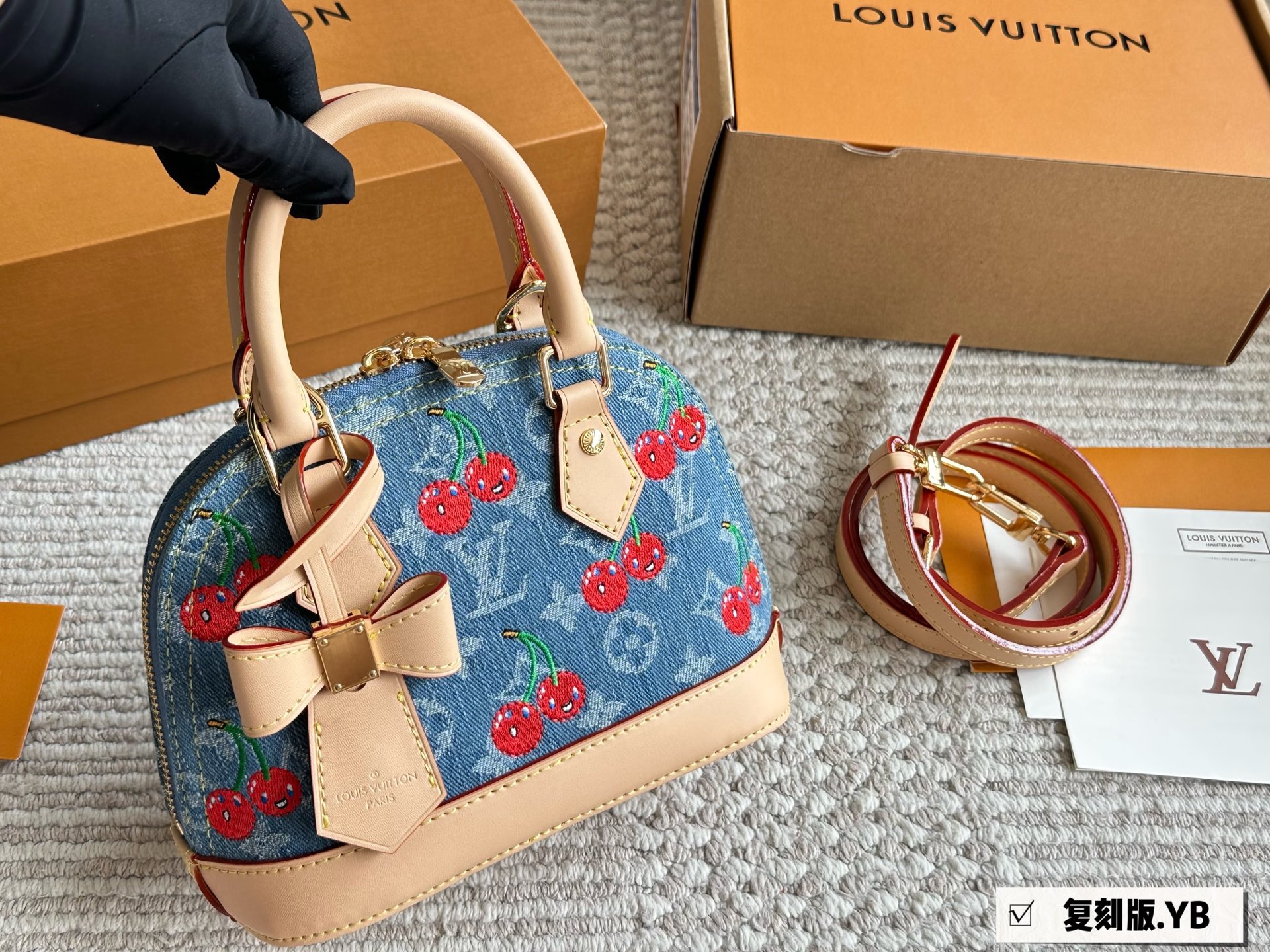 Louis Vuitton Alma BB Bolso Vaquero con Diseño de Cerezas, Elegante y Compacto 7 i1752922249082 4411 0 5