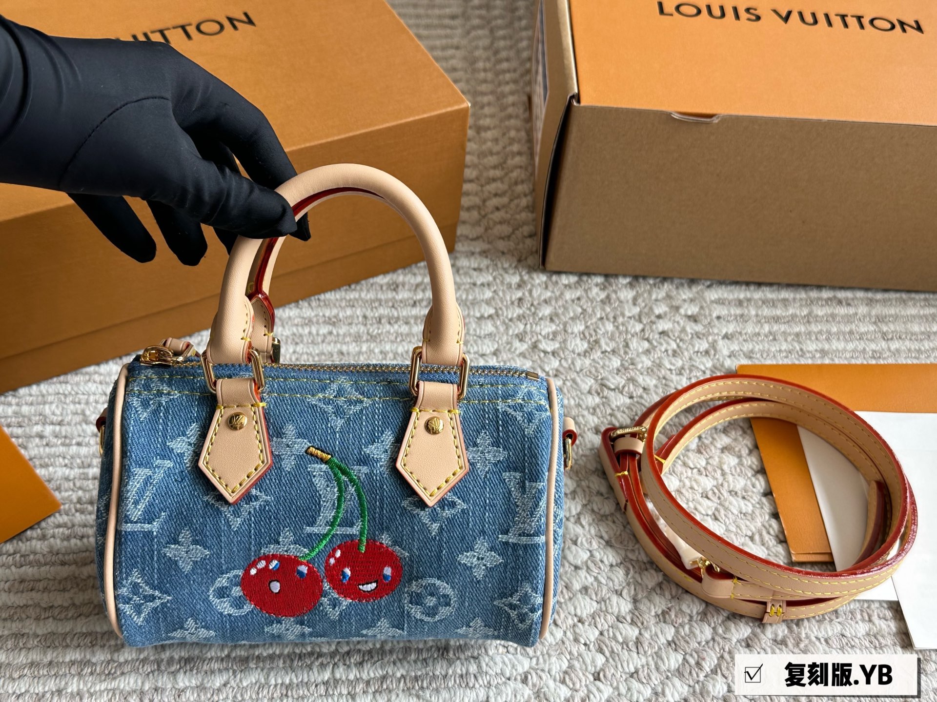 复刻版 配礼盒 复古单宁包yyds随性又时髦
时髦的复古牛仔面料也太好看了吧收到迫不及待背出去看展拍美照
柔软轻便的牛仔面料随性时髦又街头特意选了经典的NANO SPEEDY手袋
这款包可甜可咸能轻松搭配各种风格看着小巧玲珑但包包容量还不错哦 尺寸 20 14cm