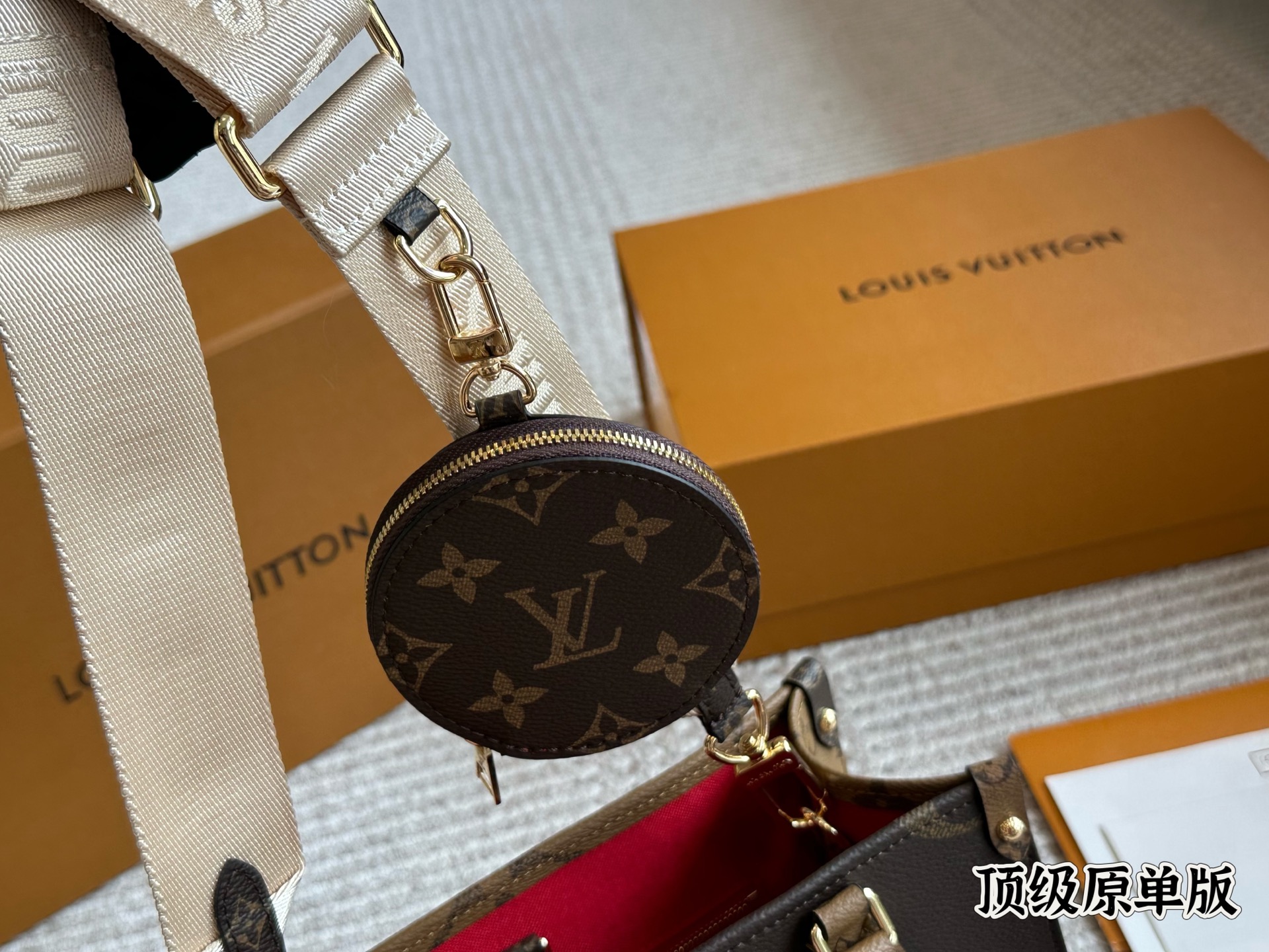 Louis Vuitton OnTheGo Small Tote Bag con Bandolera Ancha y Monedero 8 i1753003368596 4767 0 6