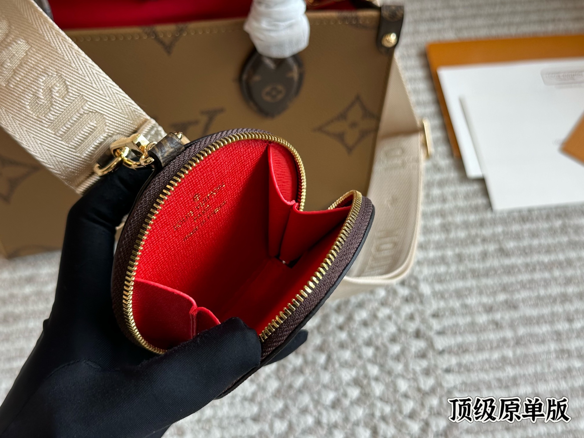 Louis Vuitton OnTheGo Small Tote Bag con Bandolera Ancha y Monedero 7 i1753003368648 8219 0 5