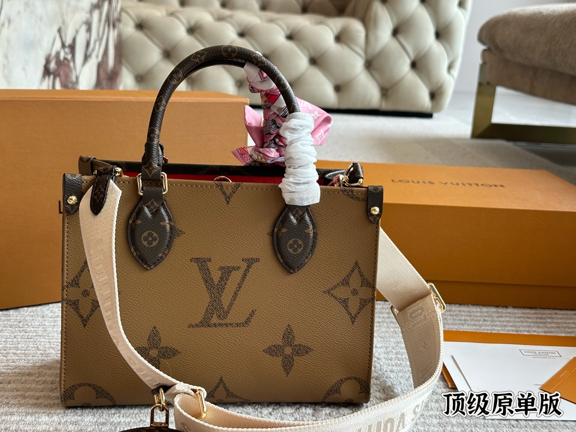 Louis Vuitton OnTheGo Small Tote Bag con Bandolera Ancha y Monedero 6 i1753003368682 3910 0 4