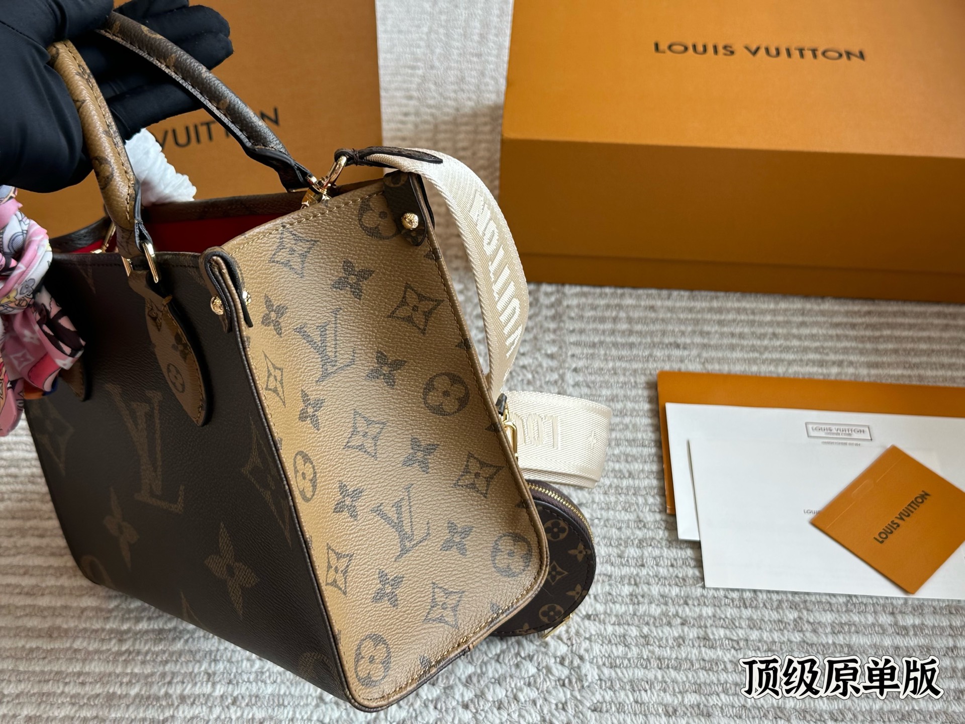 Louis Vuitton OnTheGo Small Tote Bag con Bandolera Ancha y Monedero 5 i1753003368689 2850 0 3