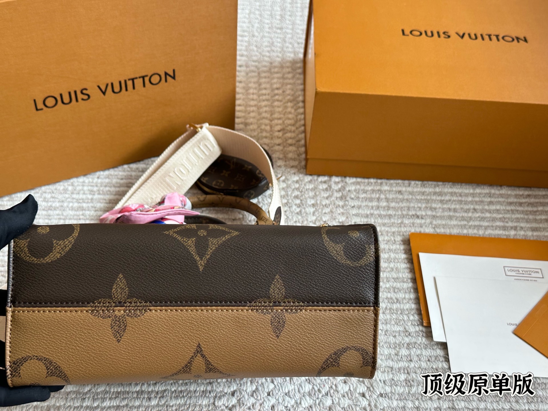 Louis Vuitton OnTheGo Small Tote Bag con Bandolera Ancha y Monedero 10 i1753003370055 5521 0 8