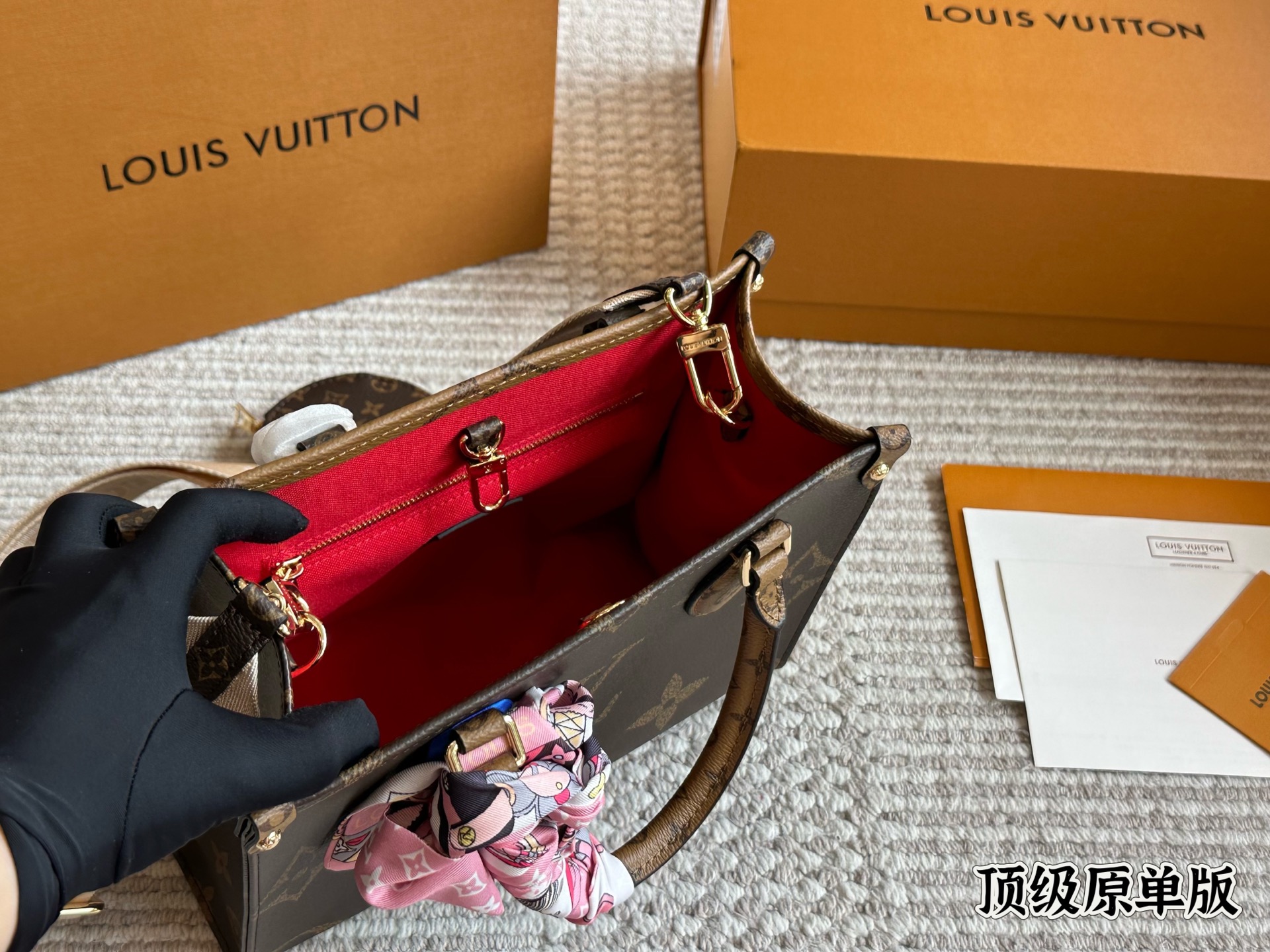 Louis Vuitton OnTheGo Small Tote Bag con Bandolera Ancha y Monedero 9 i1753003370056 9779 0 7