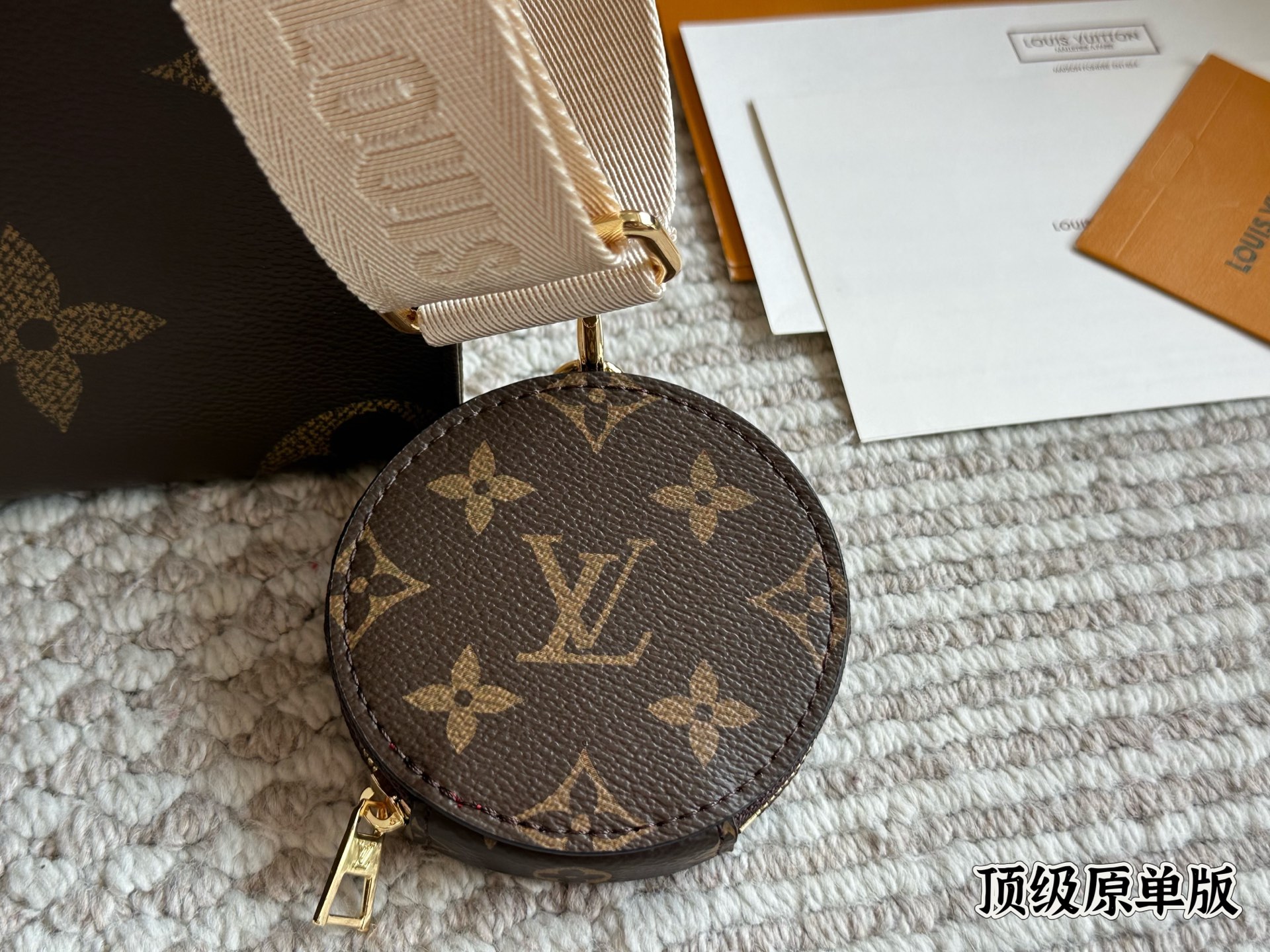 Louis Vuitton OnTheGo Small Tote Bag con Bandolera Ancha y Monedero 4 i1753003370069 7149 0 2