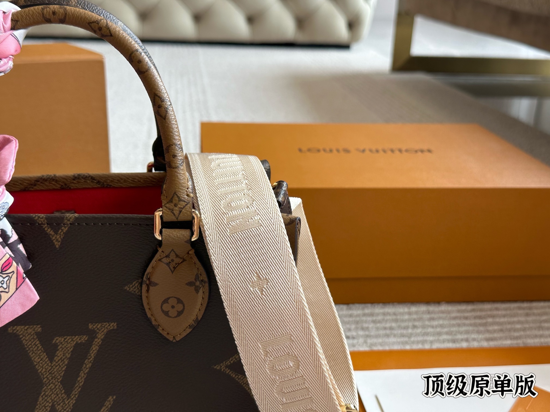 Louis Vuitton OnTheGo Small Tote Bag con Bandolera Ancha y Monedero 3 i1753003370094 4742 0 1