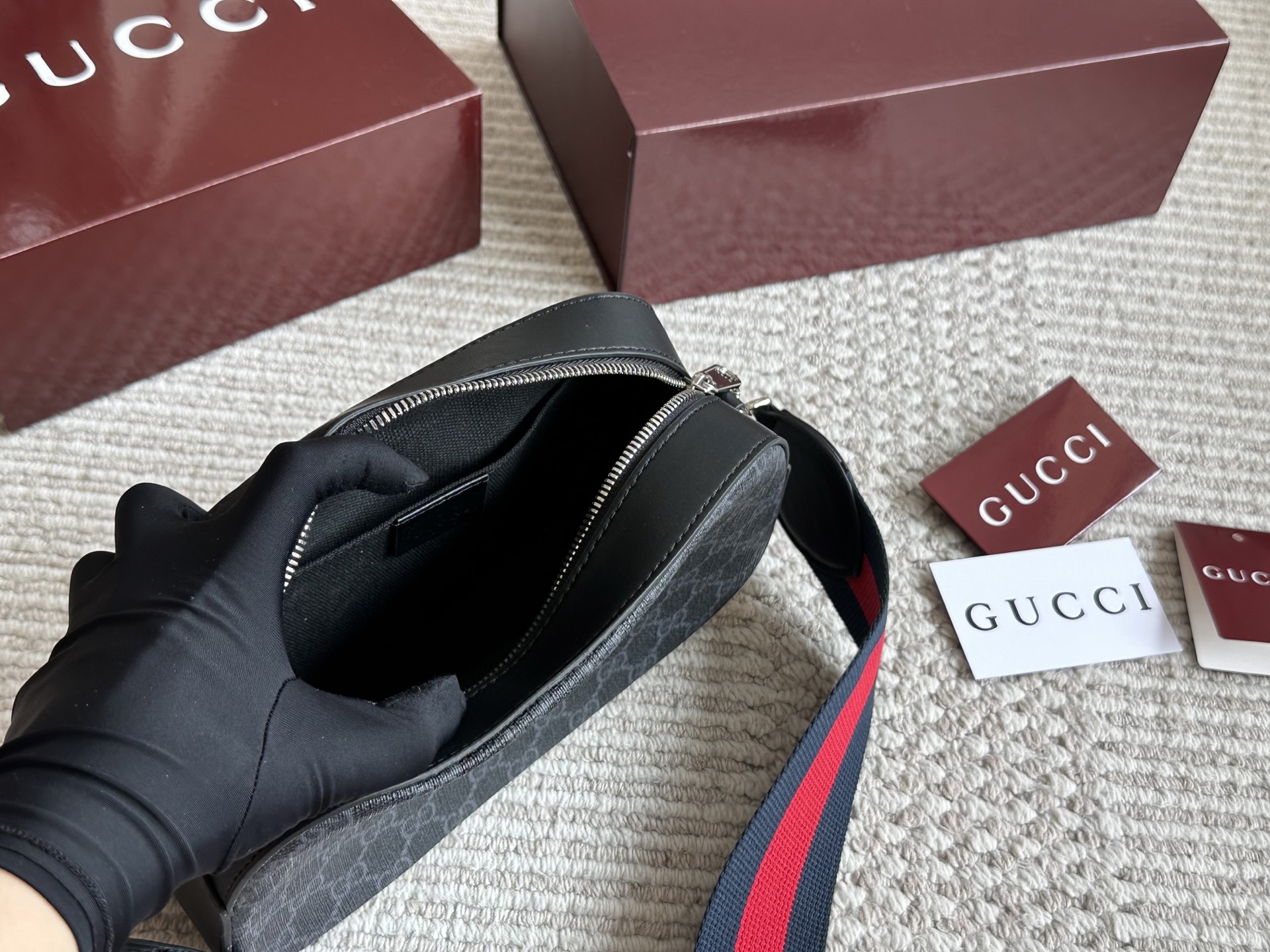Gucci Bolso de cámara negro GG Supreme con correa de nylon roja y azul 7 i1753004928909 1458 0 5