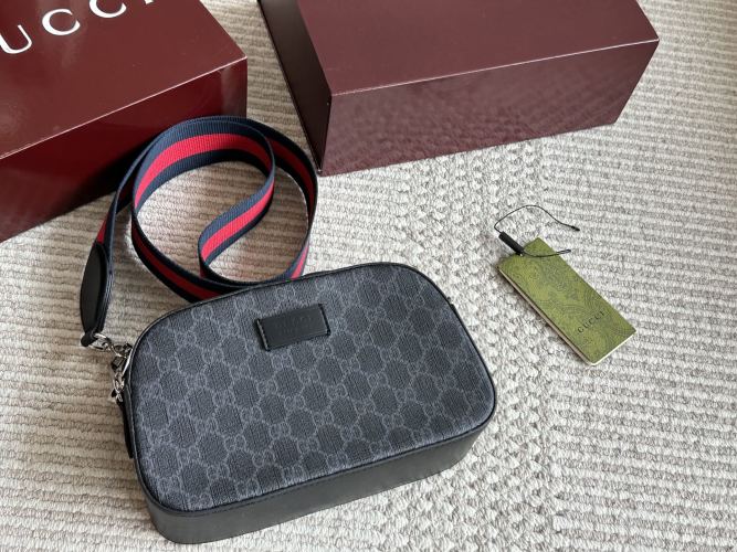 Gucci Bolso de cámara negro GG Supreme con correa de nylon roja y azul 15 Gucci Bolso de cámara negro GG Supreme con correa de nylon roja y azul