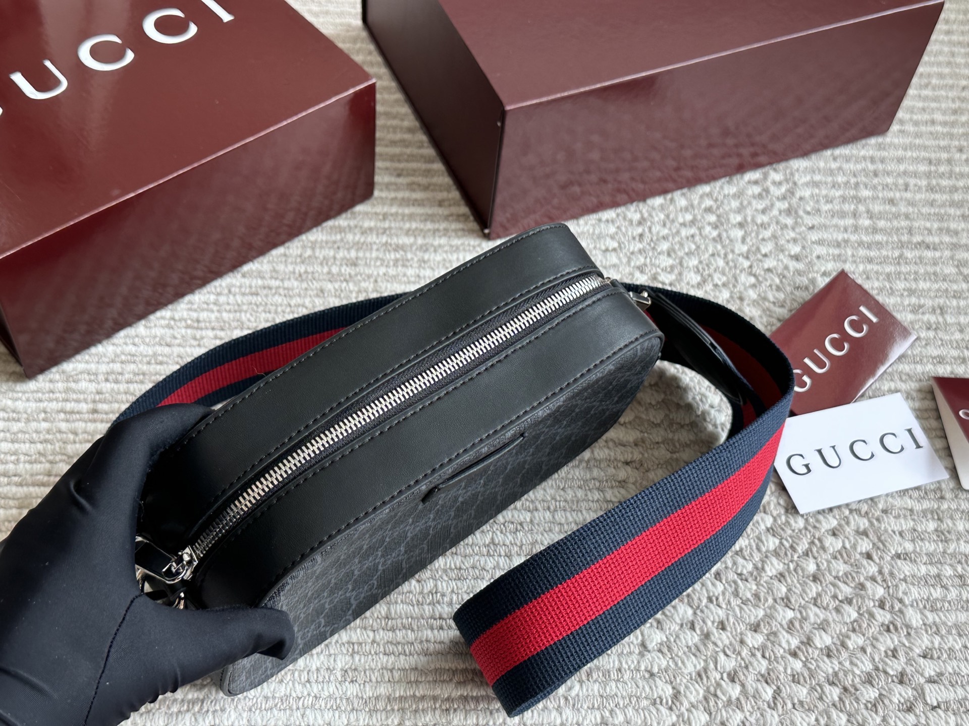 Gucci Bolso de cámara negro GG Supreme con correa de nylon roja y azul 10 i1753004928981 8108 0 8